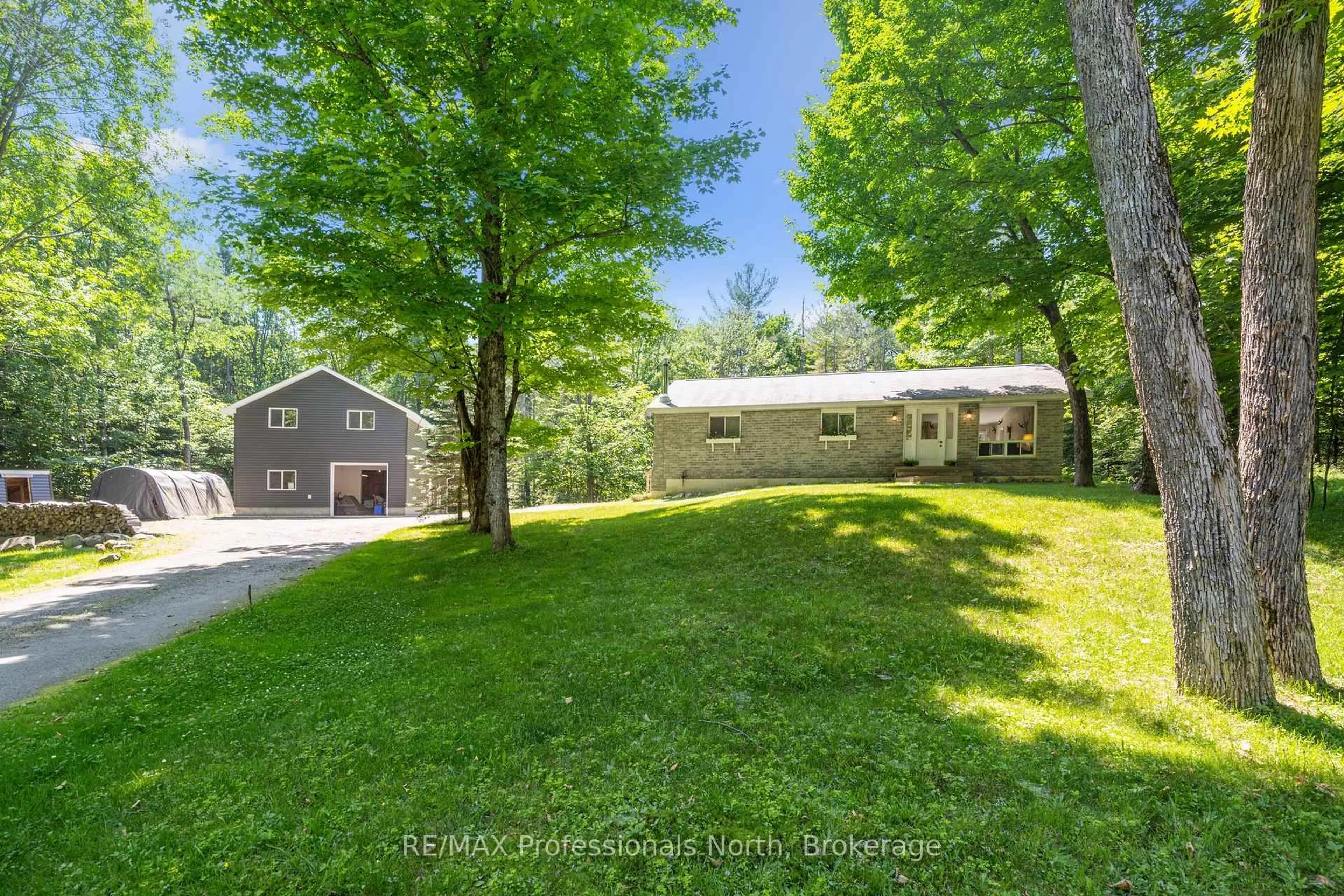 A pic from outside/outdoor area/front of a property/back of a property/a pic from drone, unknown for 504 South Waseosa Lake Rd, Huntsville Ontario P1H 2N5