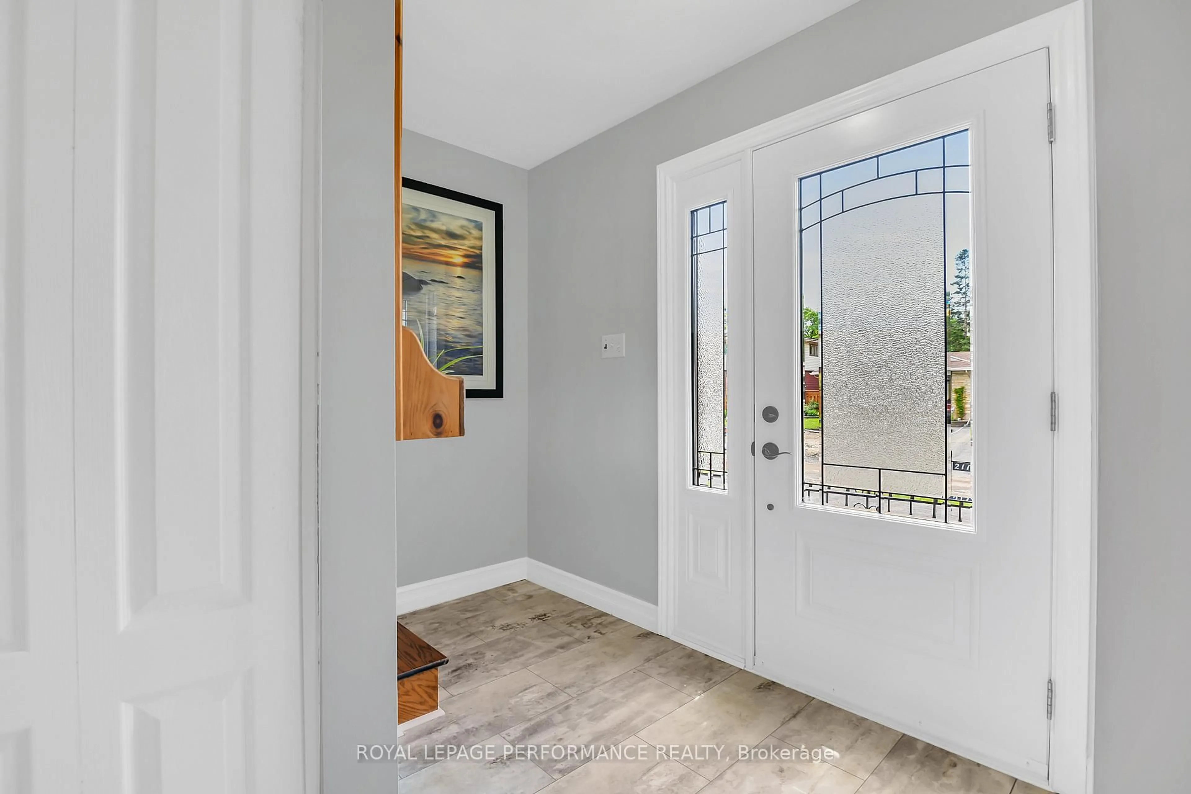 Indoor entryway for 2117 Valley Dr, Ottawa Ontario K1G 2P6