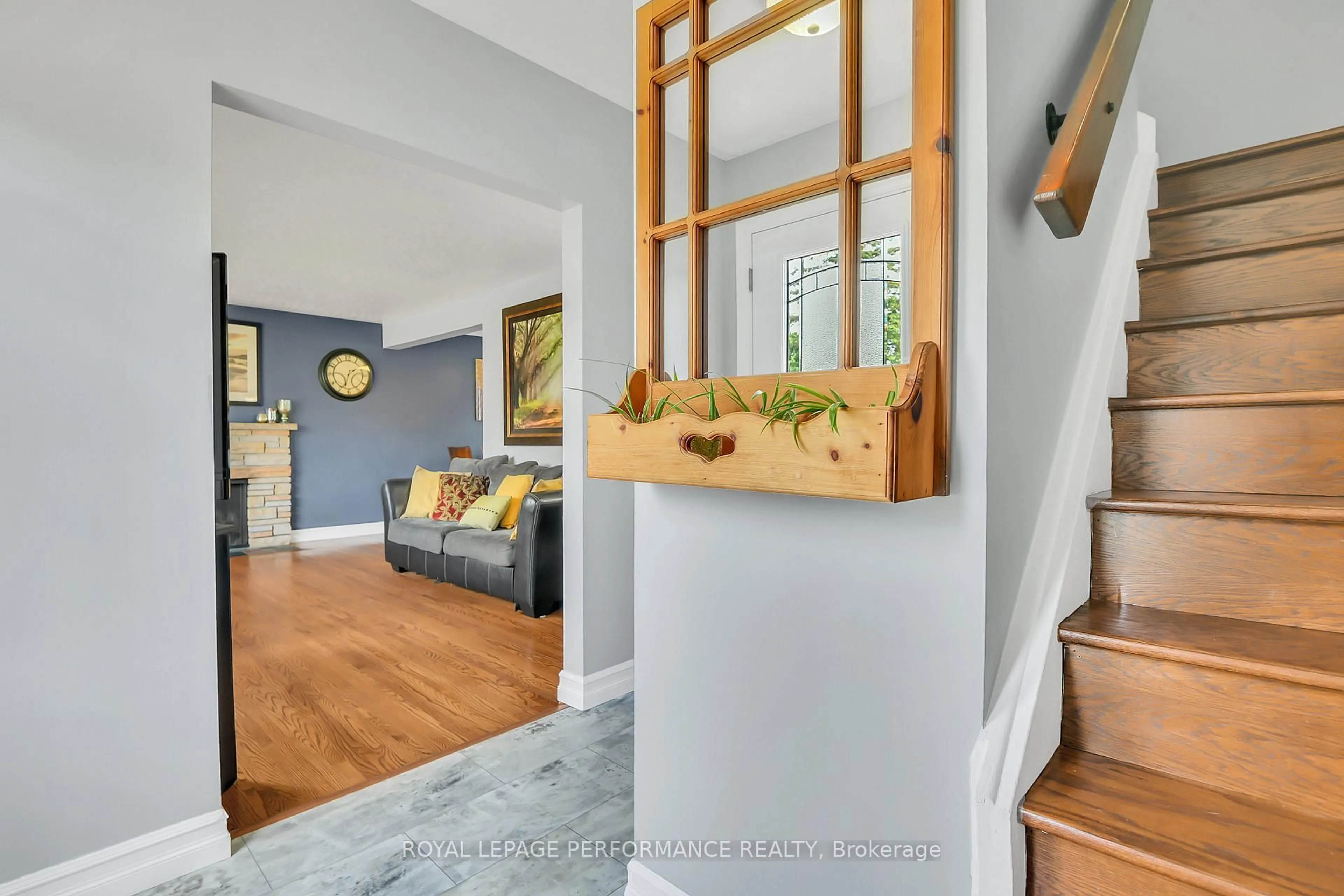 Indoor entryway for 2117 Valley Dr, Ottawa Ontario K1G 2P6