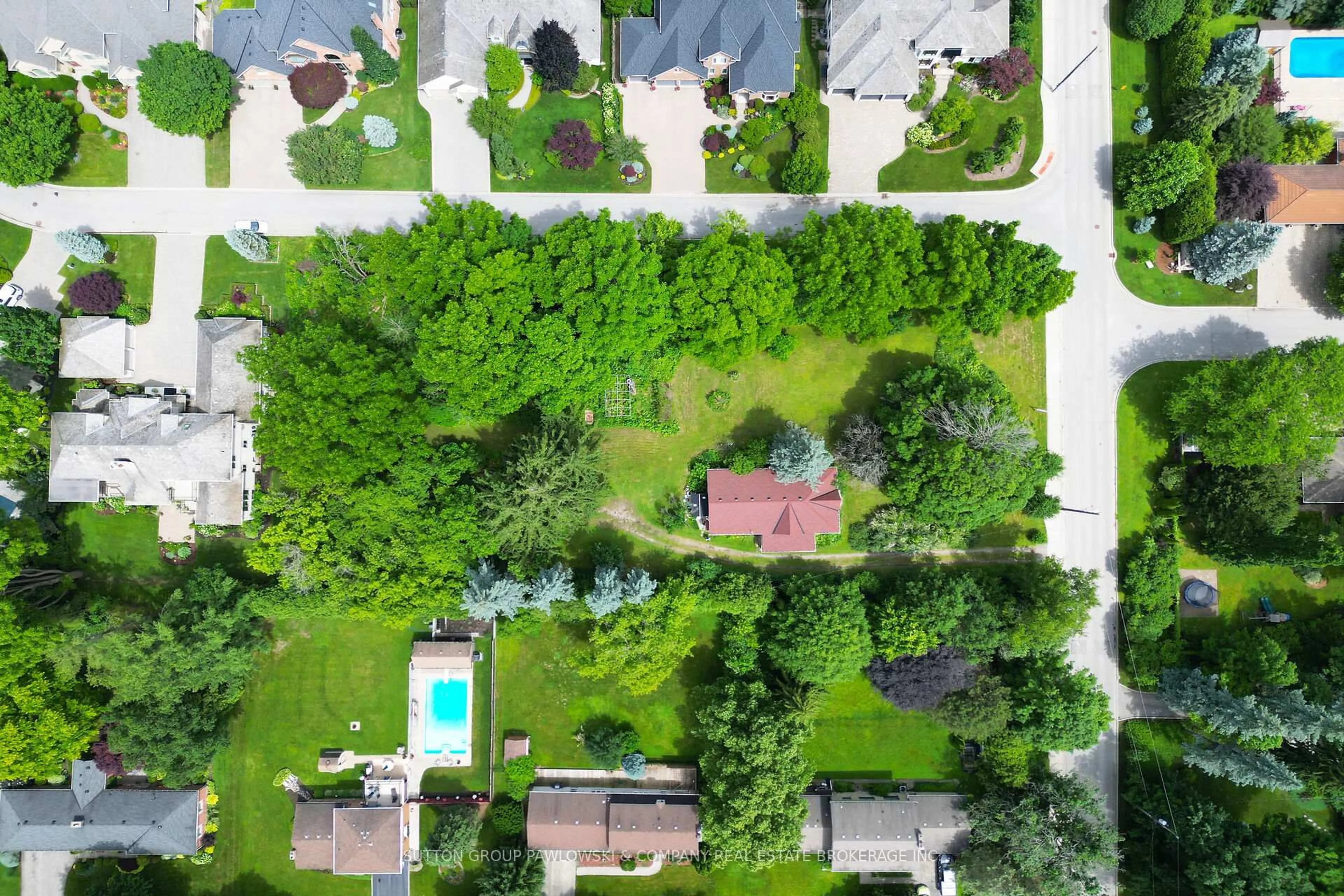 A pic from outside/outdoor area/front of a property/back of a property/a pic from drone, street for 545 Westmount Dr, London South Ontario N6K 1X6