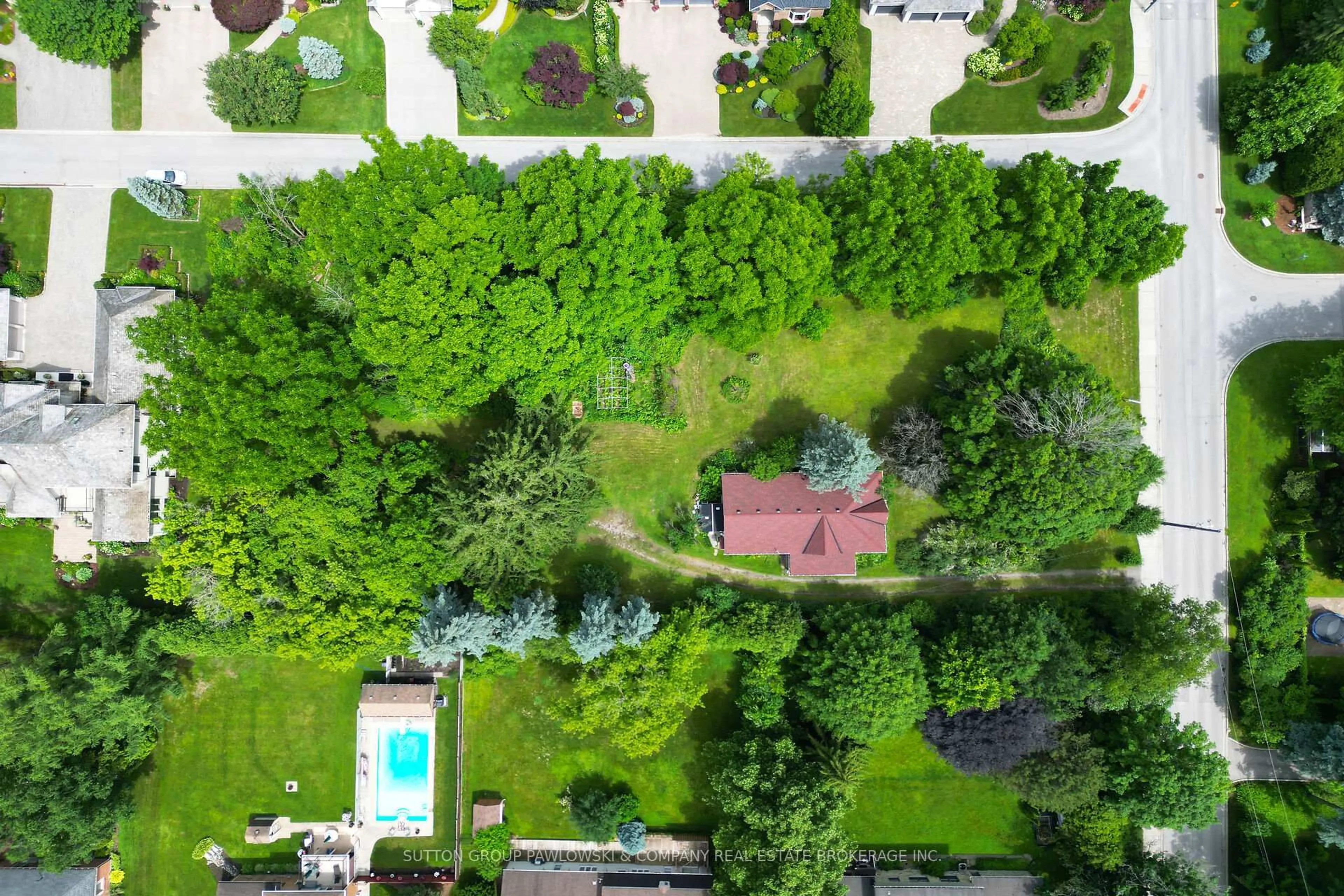 A pic from outside/outdoor area/front of a property/back of a property/a pic from drone, forest/trees view for 545 Westmount Dr, London South Ontario N6K 1X6