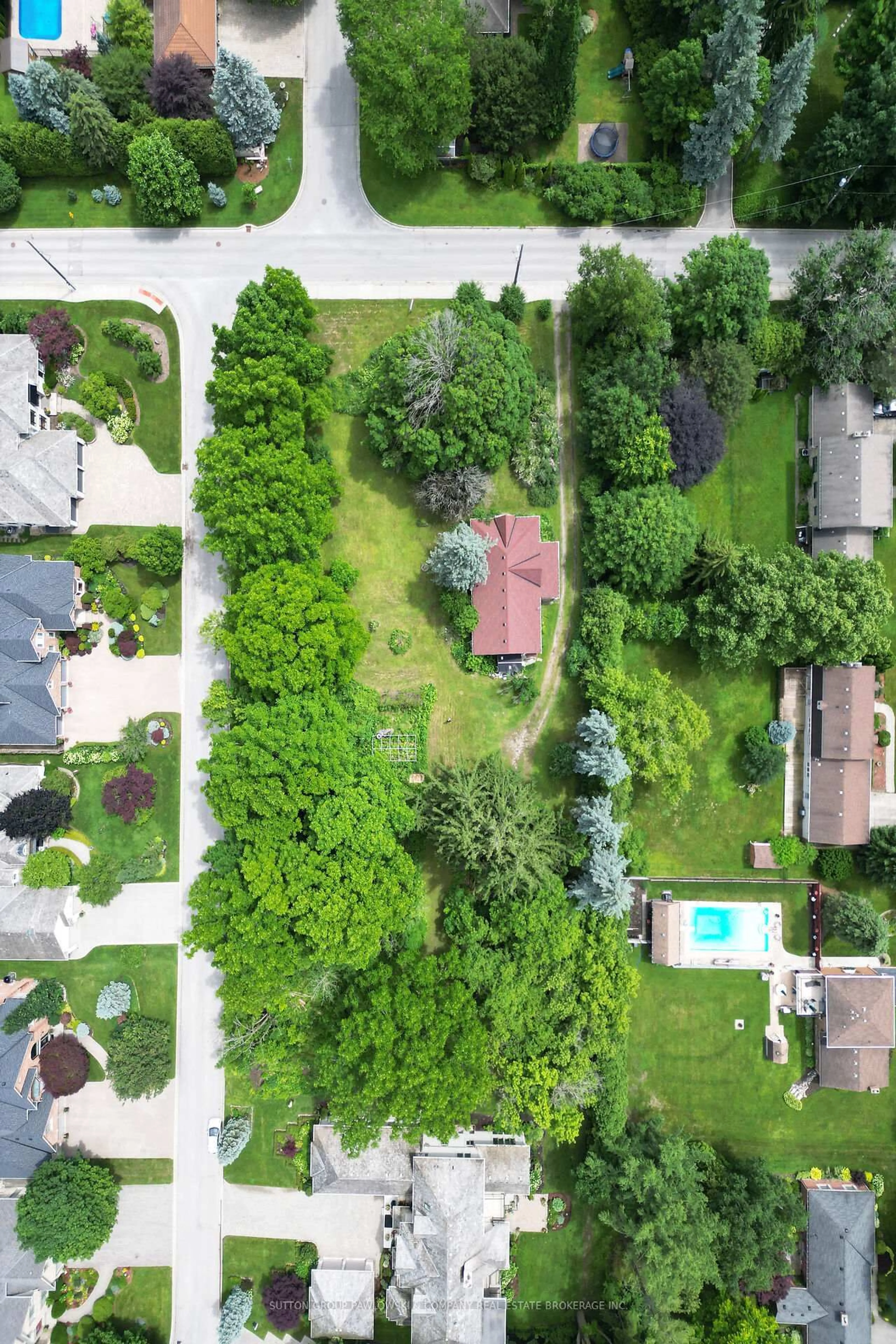 A pic from outside/outdoor area/front of a property/back of a property/a pic from drone, street for 545 Westmount Dr, London South Ontario N6K 1X6