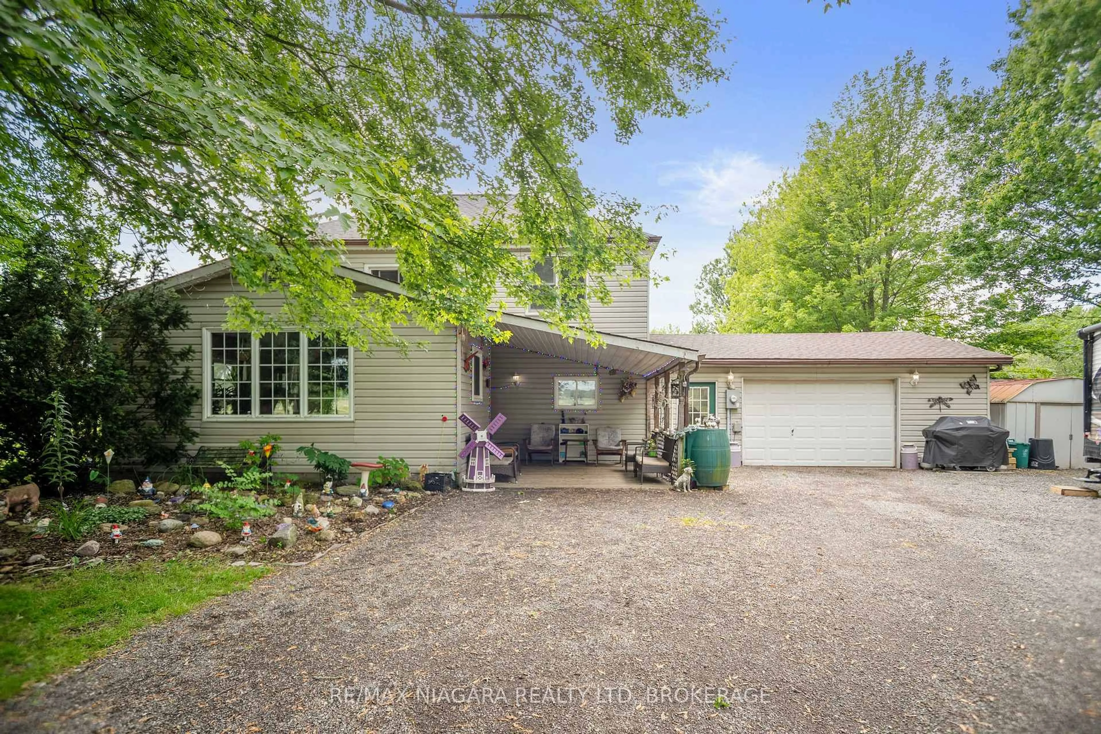 A pic from outside/outdoor area/front of a property/back of a property/a pic from drone, street for 11284 Golf Course Rd, Wainfleet Ontario L3K 5V4