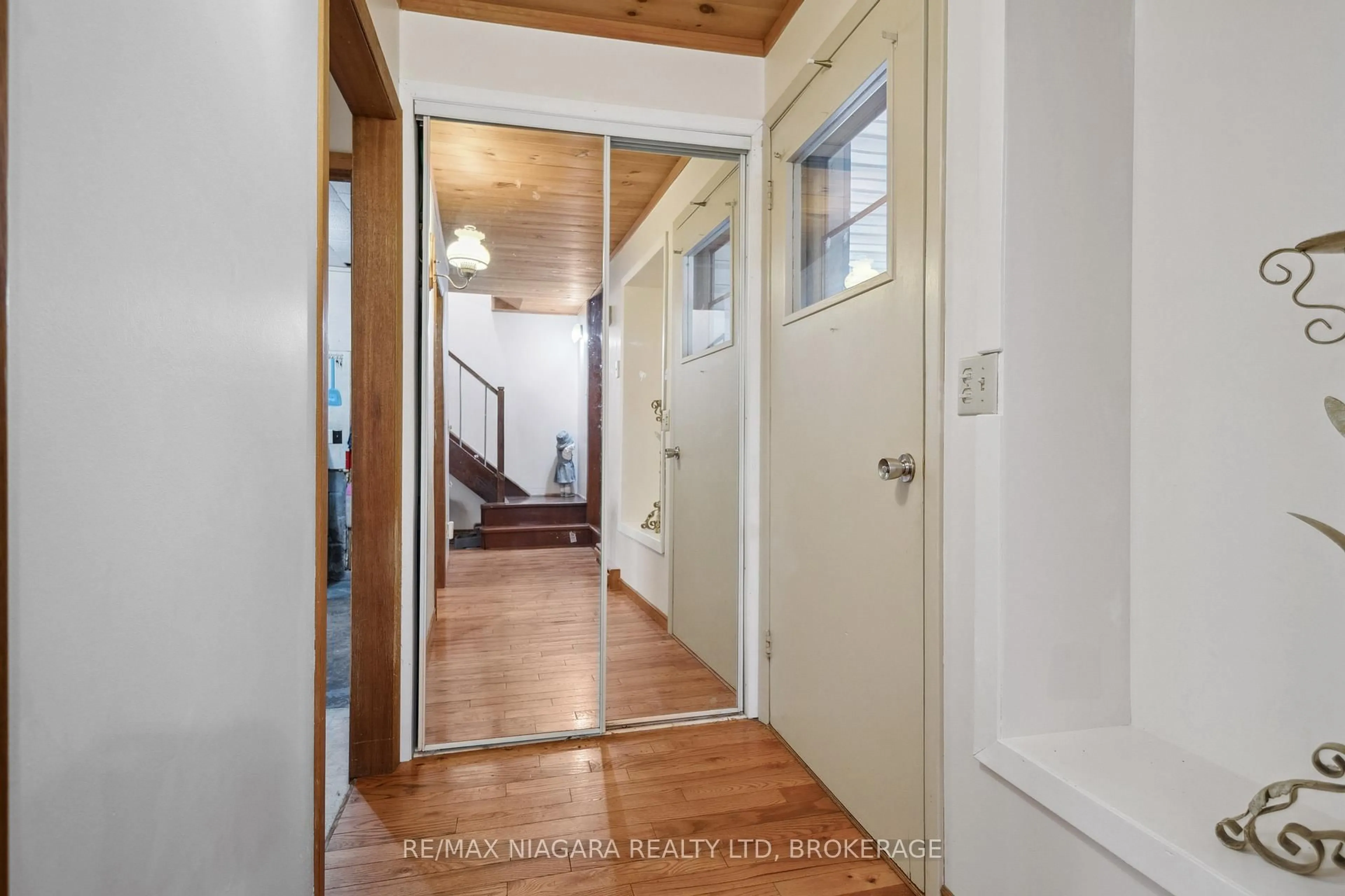Indoor entryway for 11284 Golf Course Rd, Wainfleet Ontario L3K 5V4