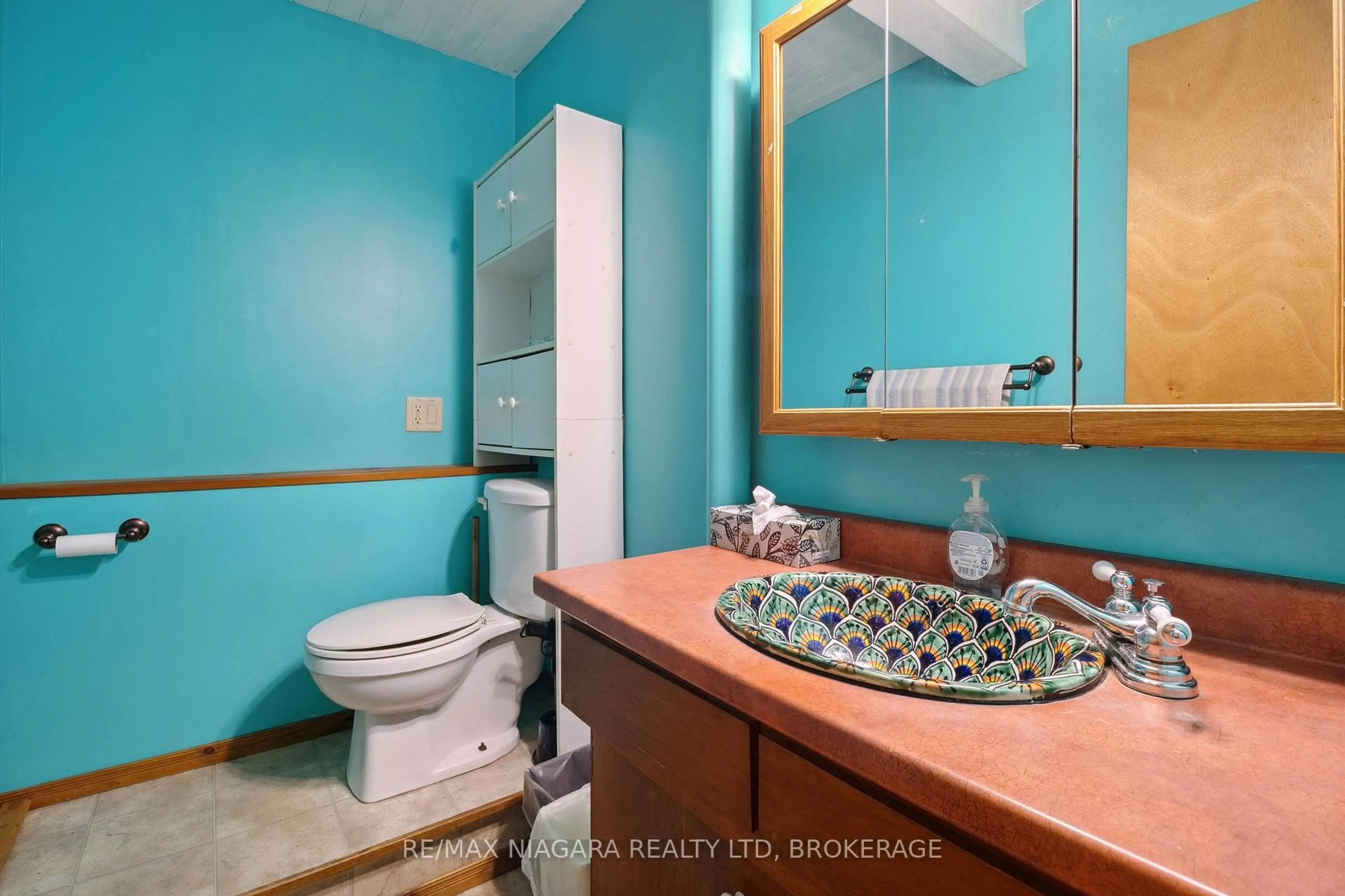 Standard bathroom, ceramic/tile floor for 11284 Golf Course Rd, Wainfleet Ontario L3K 5V4