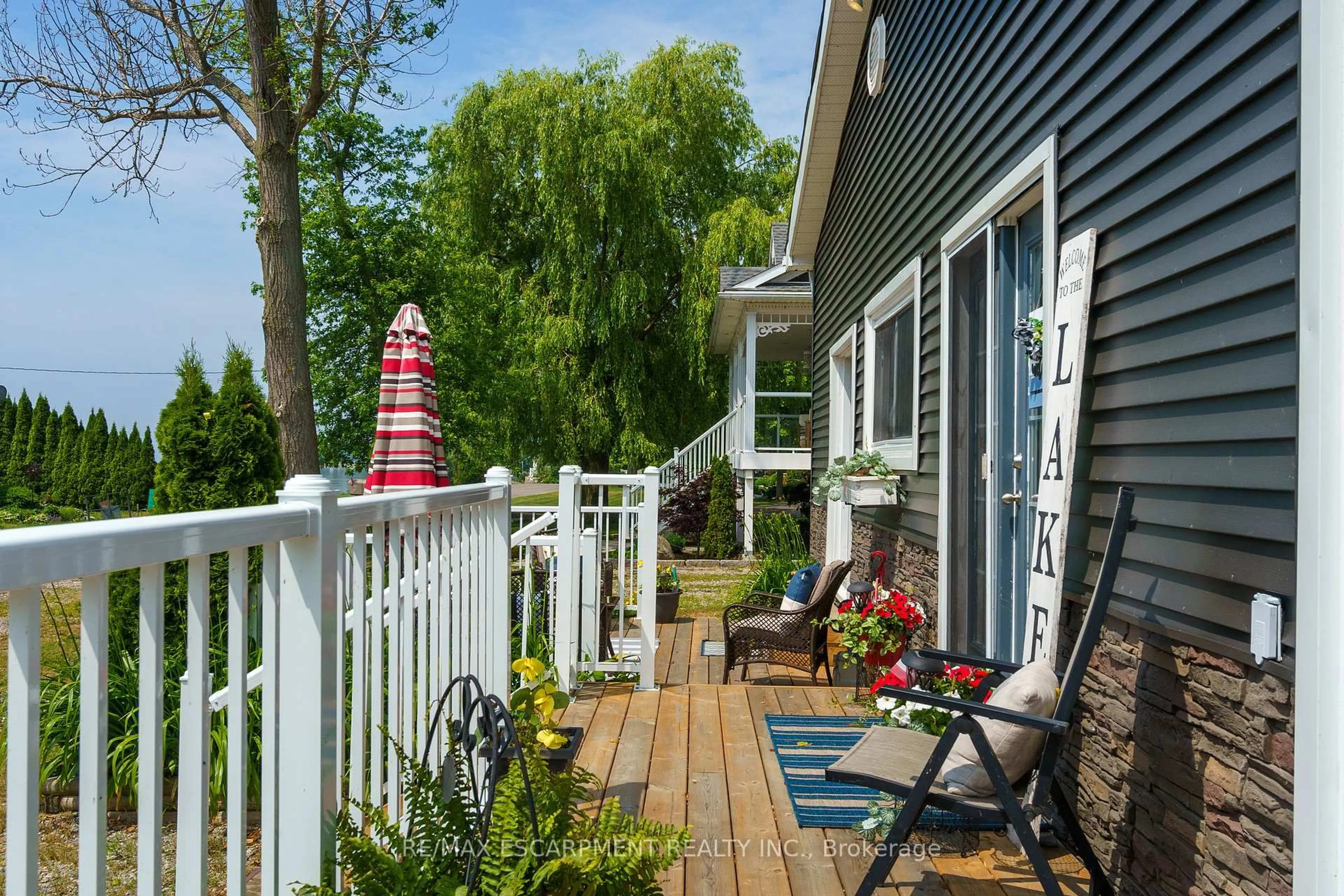 Patio, street for 87 Lakeshore Rd, Haldimand Ontario N0A 1N3