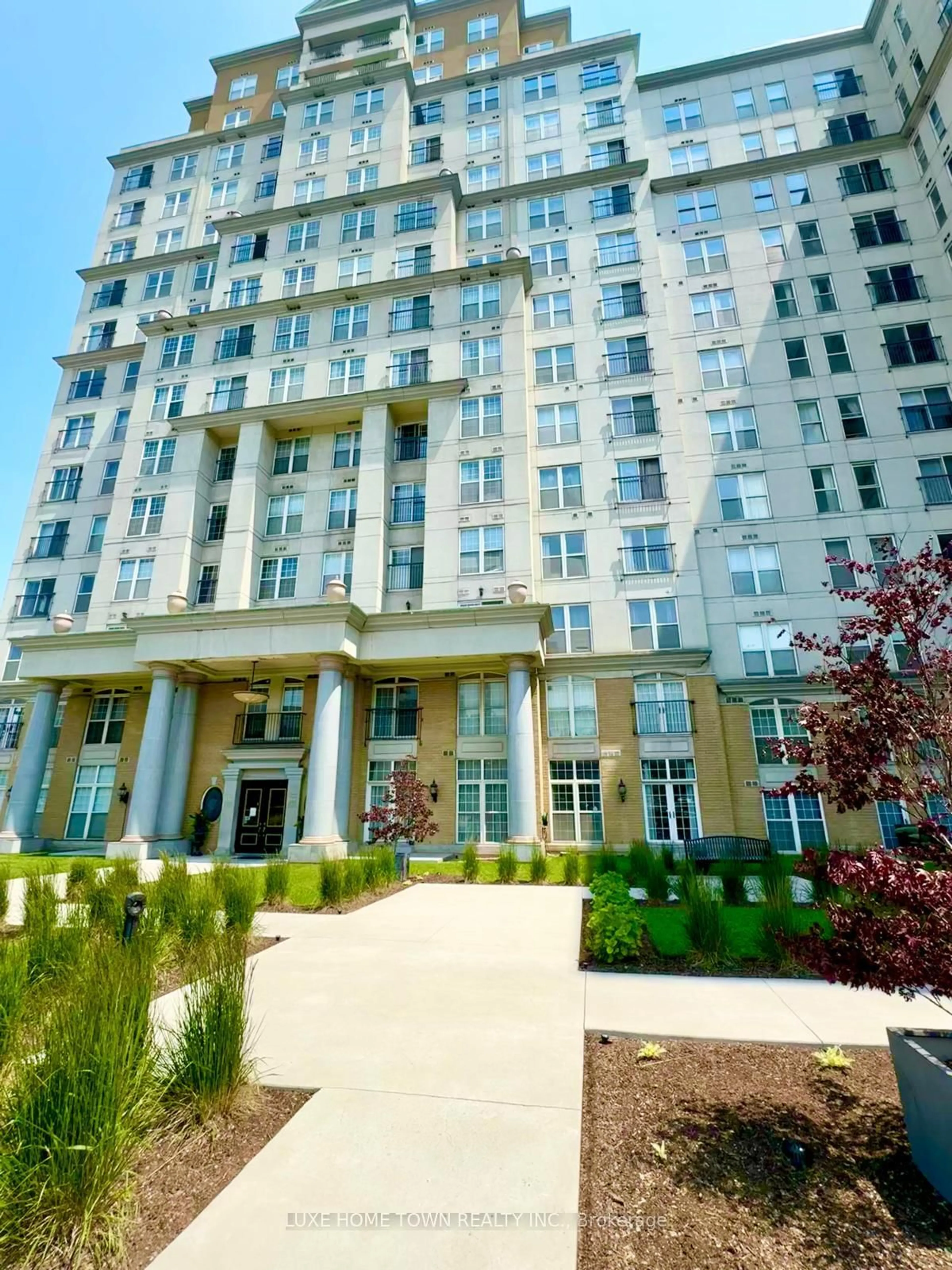 Indoor foyer for 135 James St #710, Hamilton Ontario L8P 2Z6