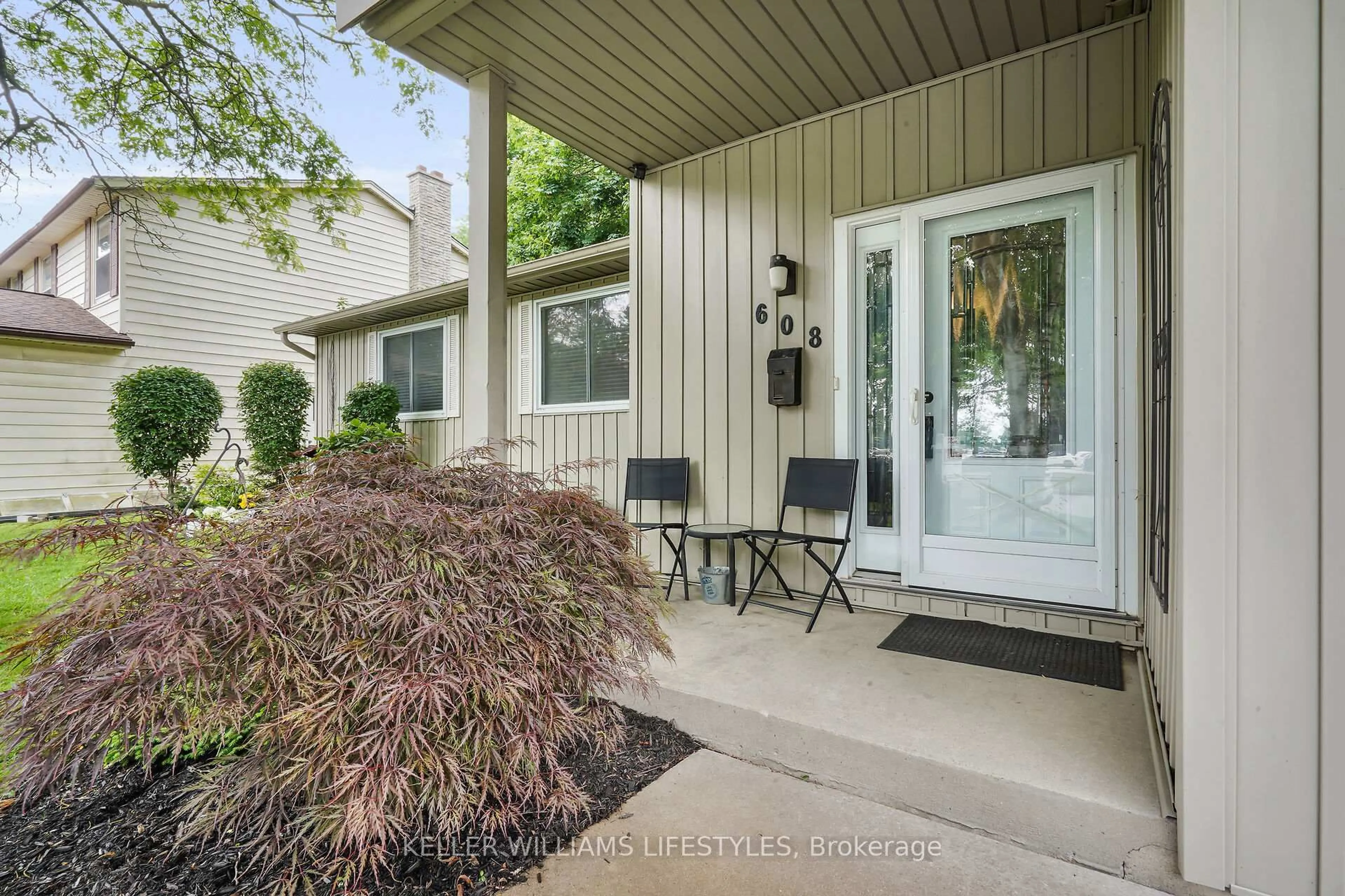 Indoor entryway for 608 Village Green Ave, London South Ontario N6K 1G5