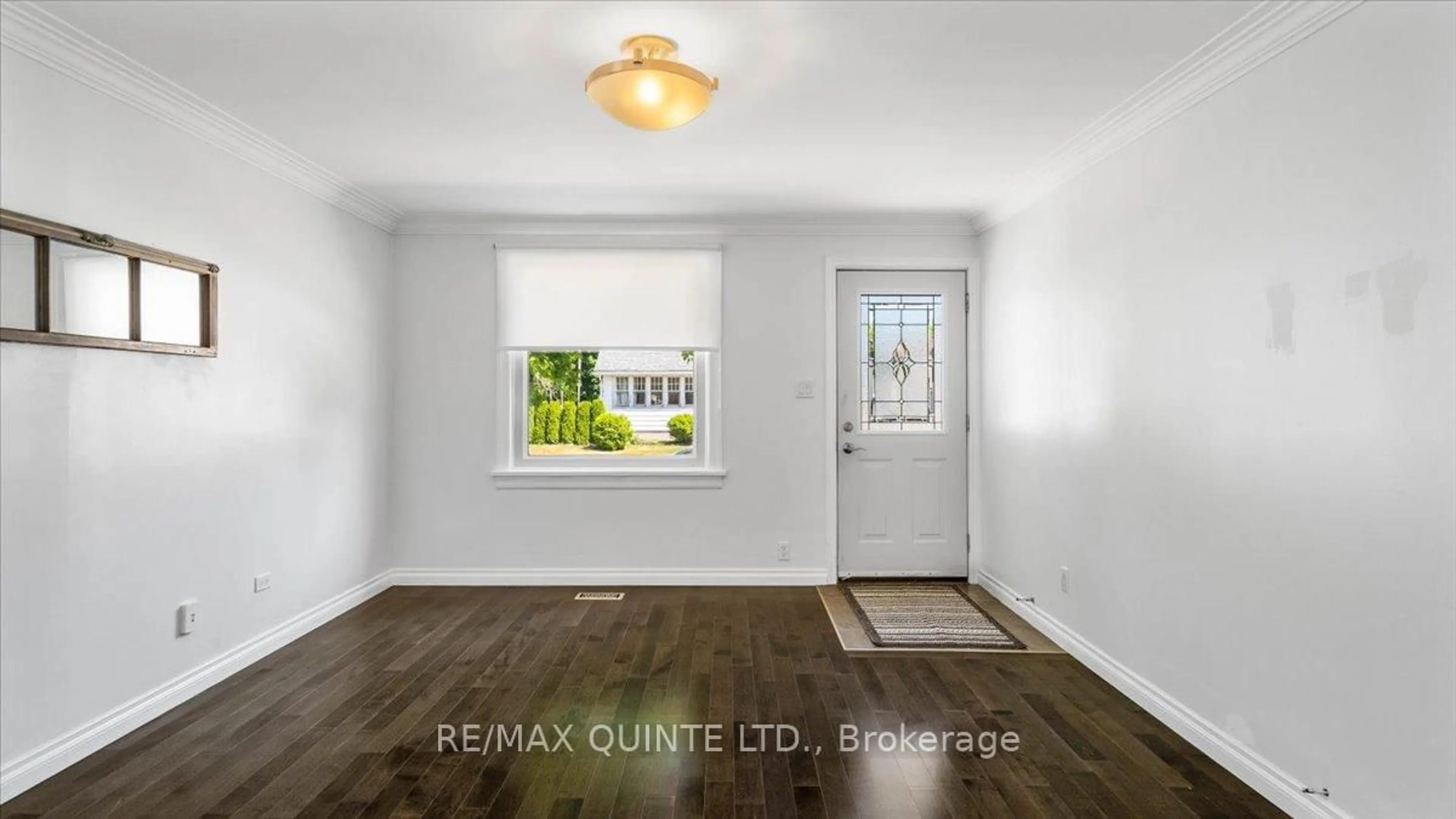 Indoor entryway for 15 1/2 McCann St, Quinte West Ontario K8V 1W2