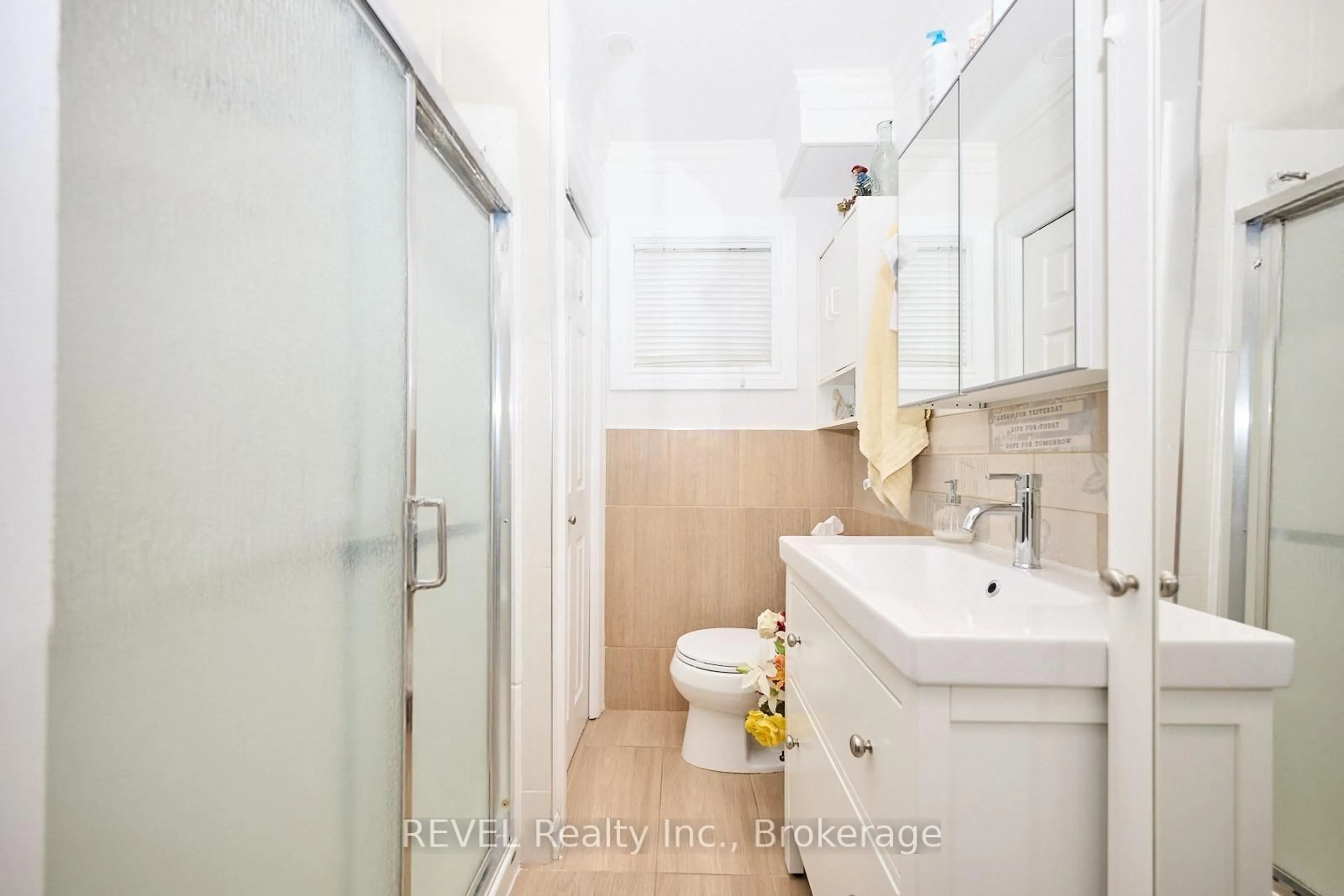 Standard bathroom, ceramic/tile floor for 50 Welland Ave, St. Catharines Ontario L2R 2M5