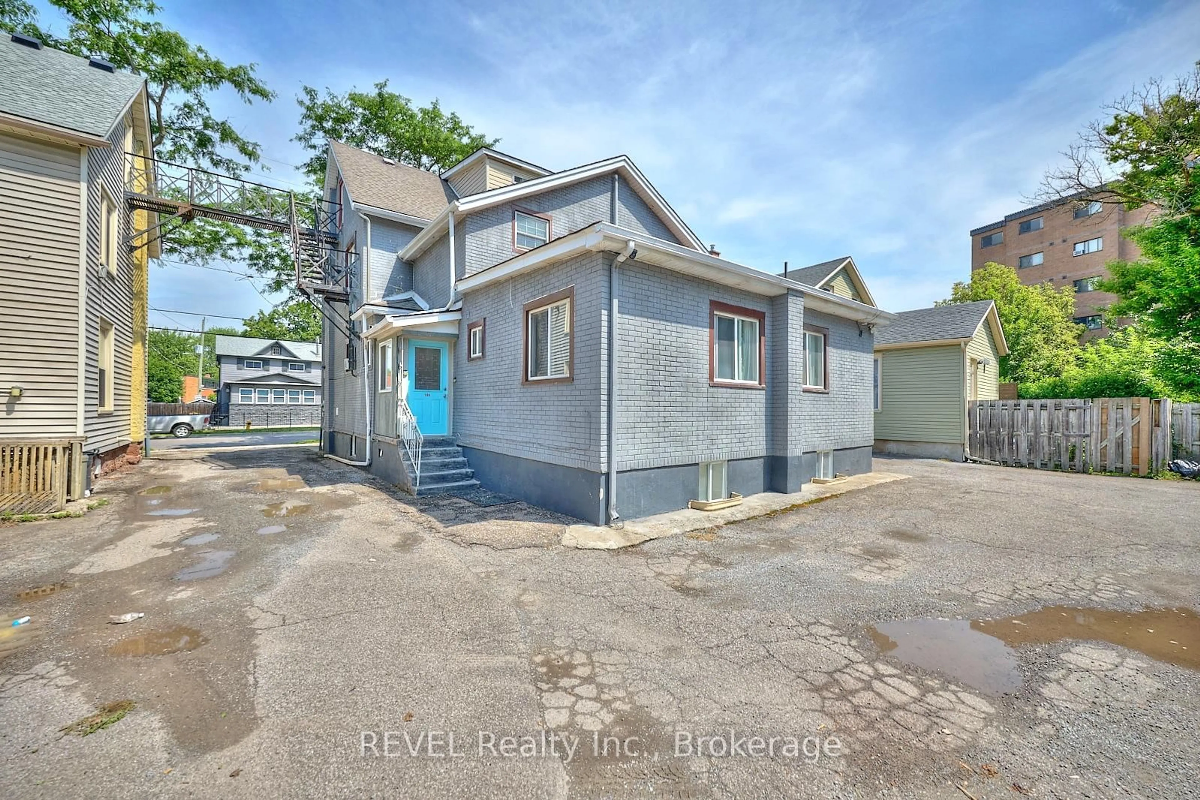 A pic from outside/outdoor area/front of a property/back of a property/a pic from drone, street for 50 Welland Ave, St. Catharines Ontario L2R 2M5