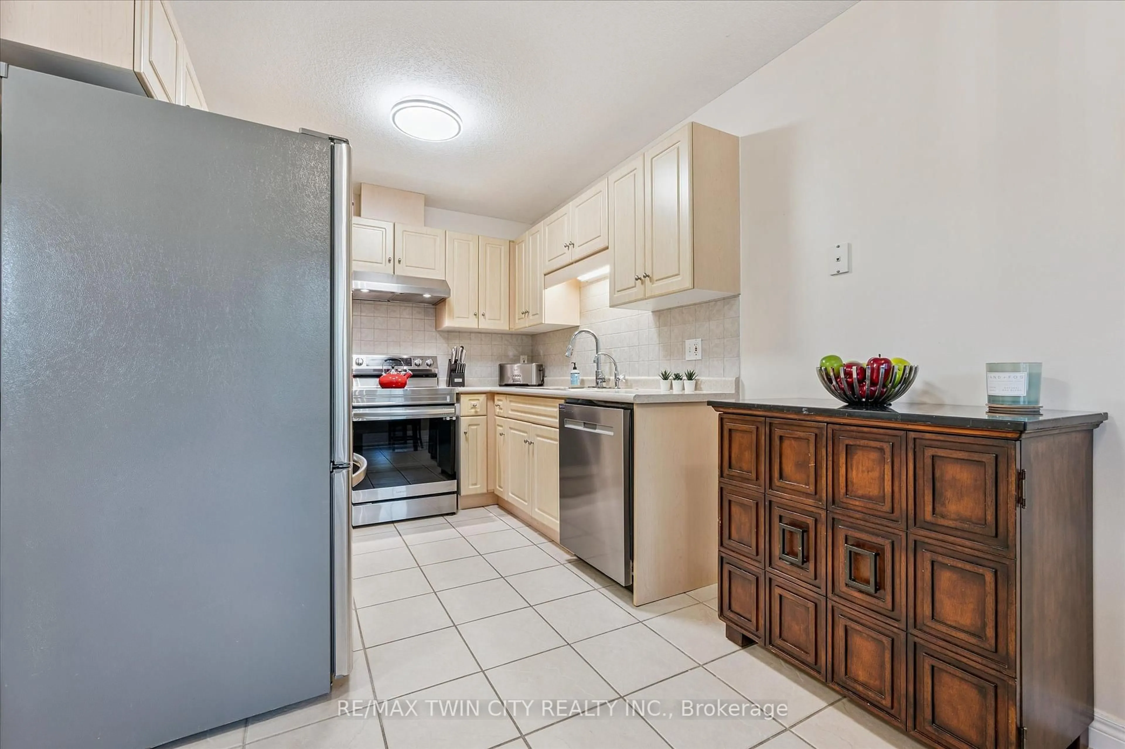 Standard kitchen, ceramic/tile floor for 49 Porchlight Dr, Woolwich Ontario N3B 3M7