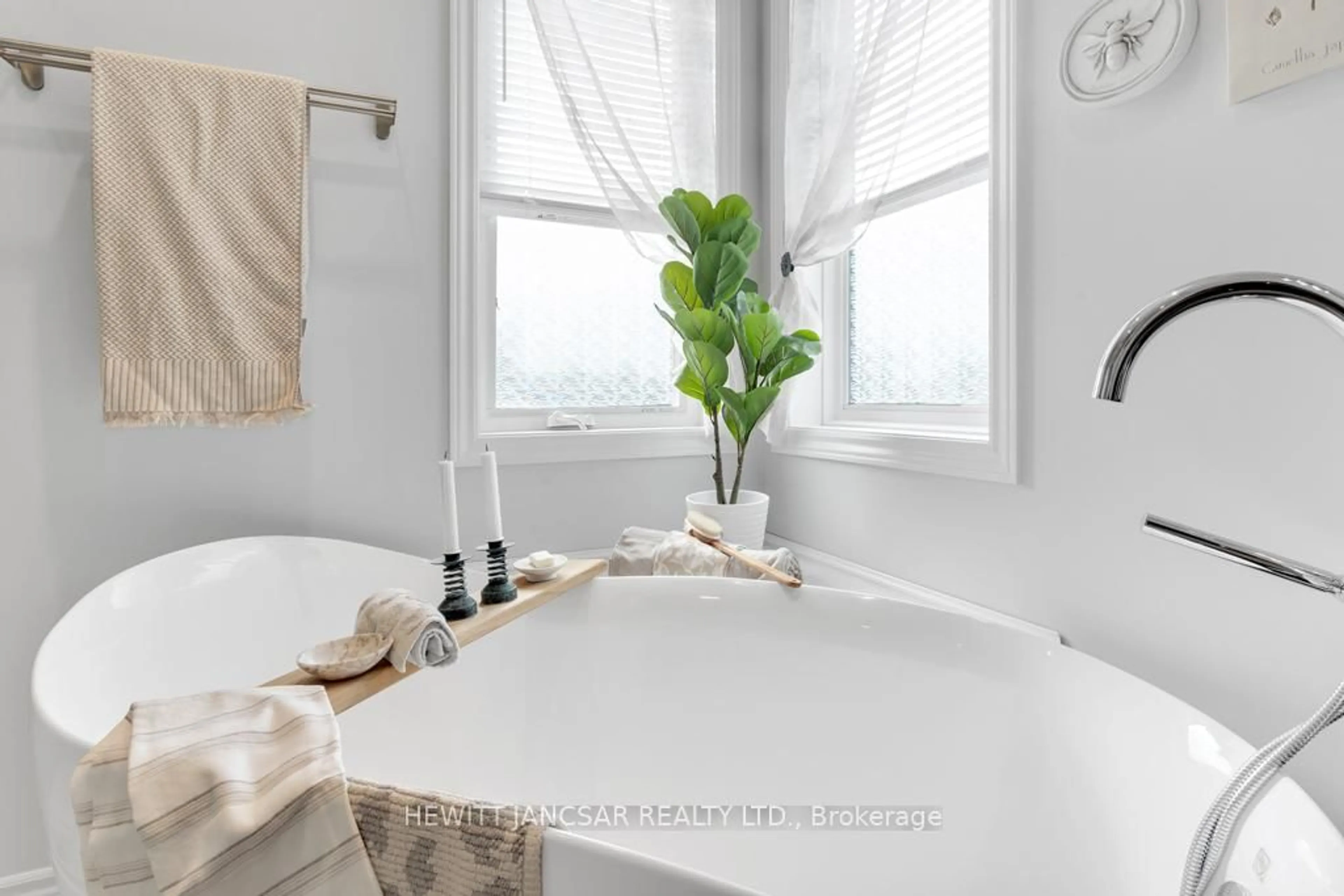 Contemporary bathroom, ceramic/tile floor for 6 Macneil Crt, Brant Ontario N3S 0G3