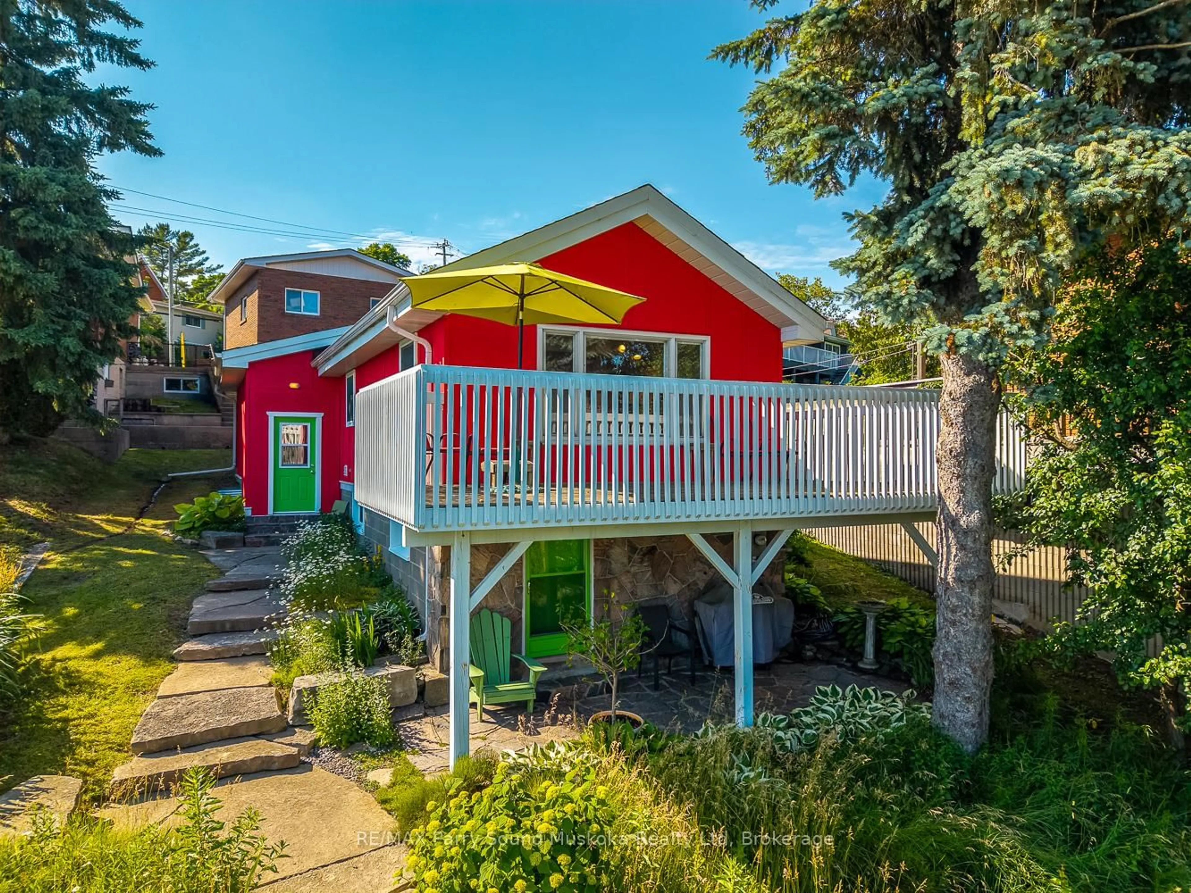 A pic from outside/outdoor area/front of a property/back of a property/a pic from drone, unknown for 34 Bay St, Parry Sound Ontario P2A 1S5