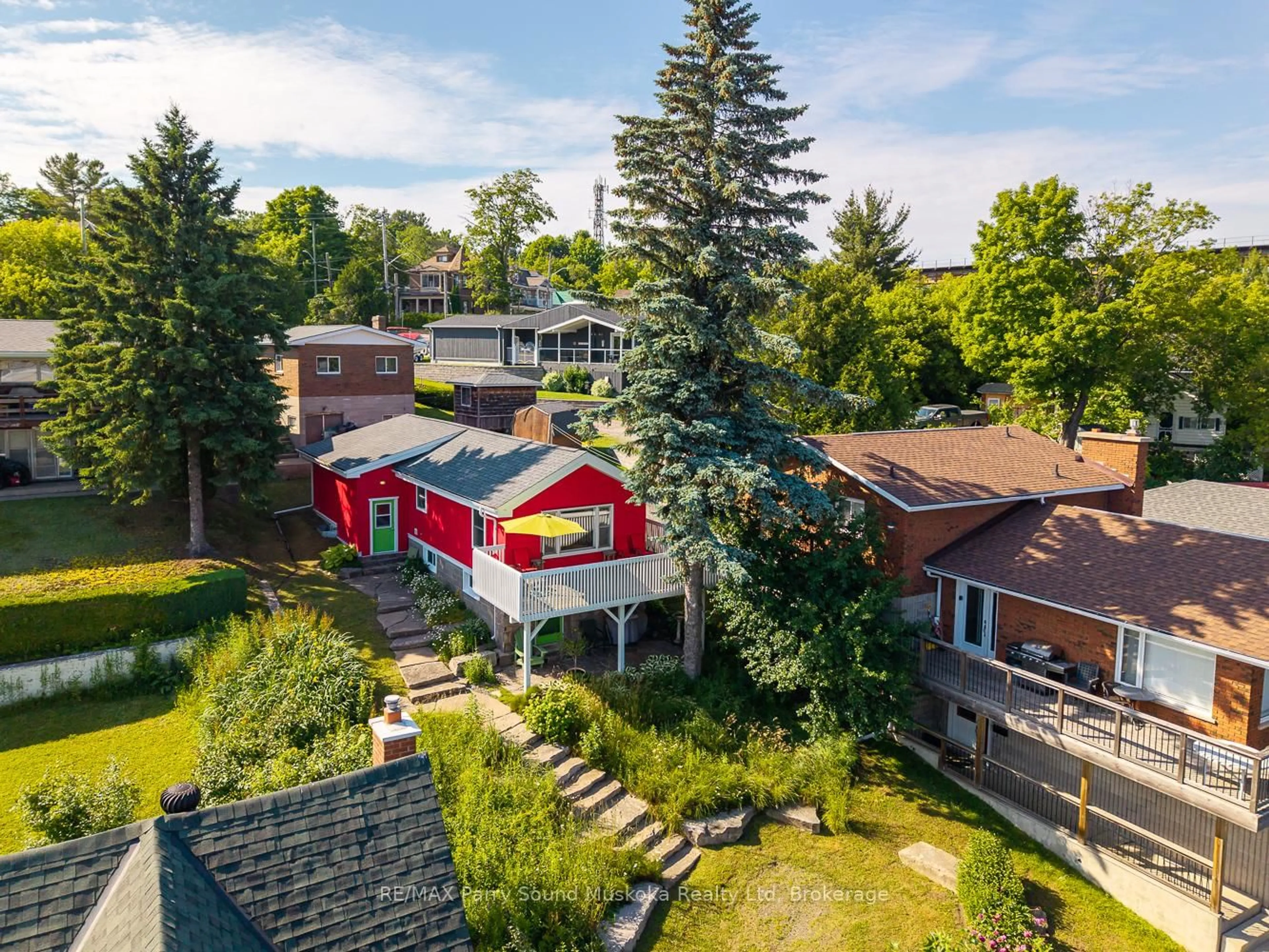 A pic from outside/outdoor area/front of a property/back of a property/a pic from drone, street for 34 Bay St, Parry Sound Ontario P2A 1S5