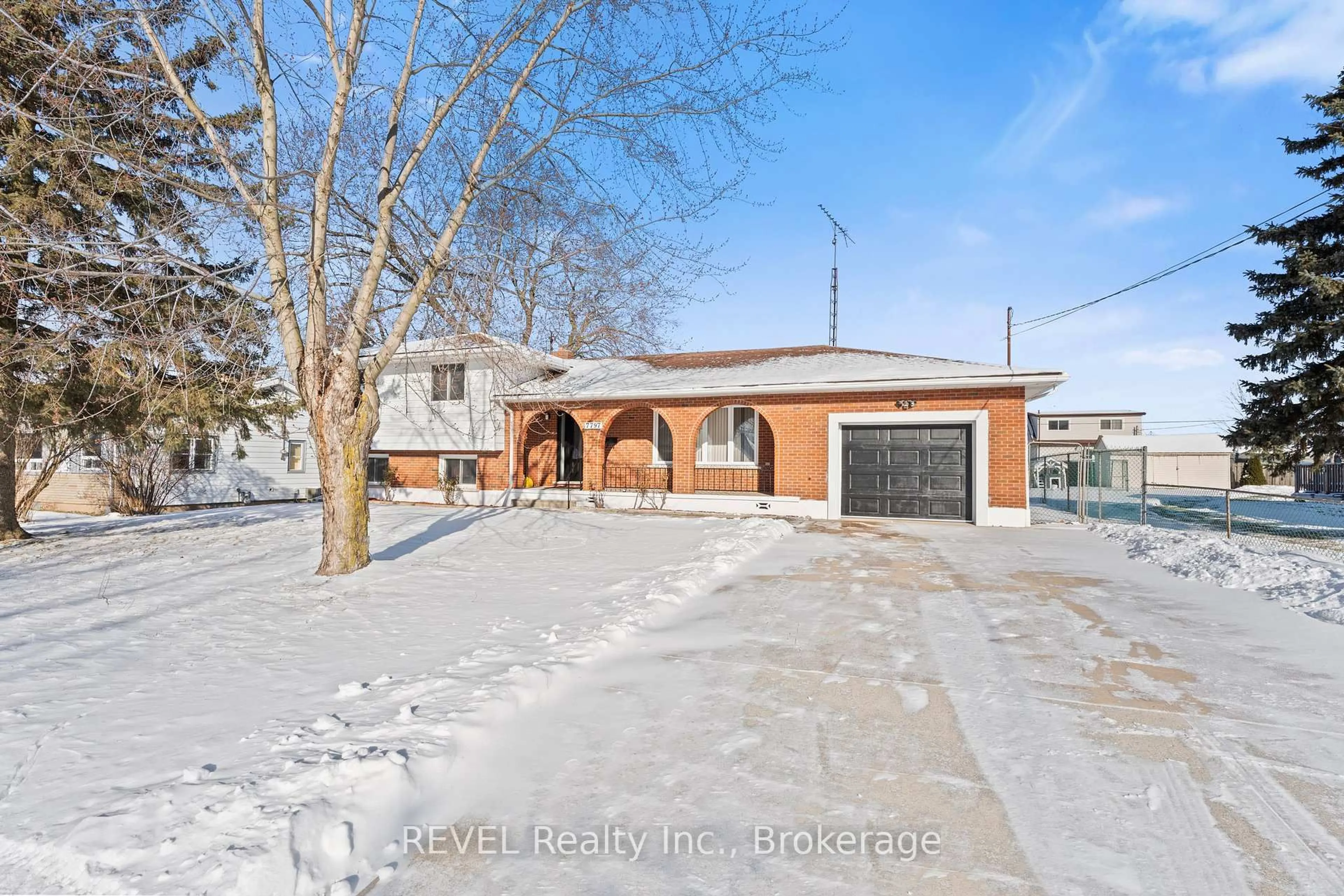 A pic from outside/outdoor area/front of a property/back of a property/a pic from drone, street for 7797 Mulhern St, Niagara Falls Ontario L2H 1B6