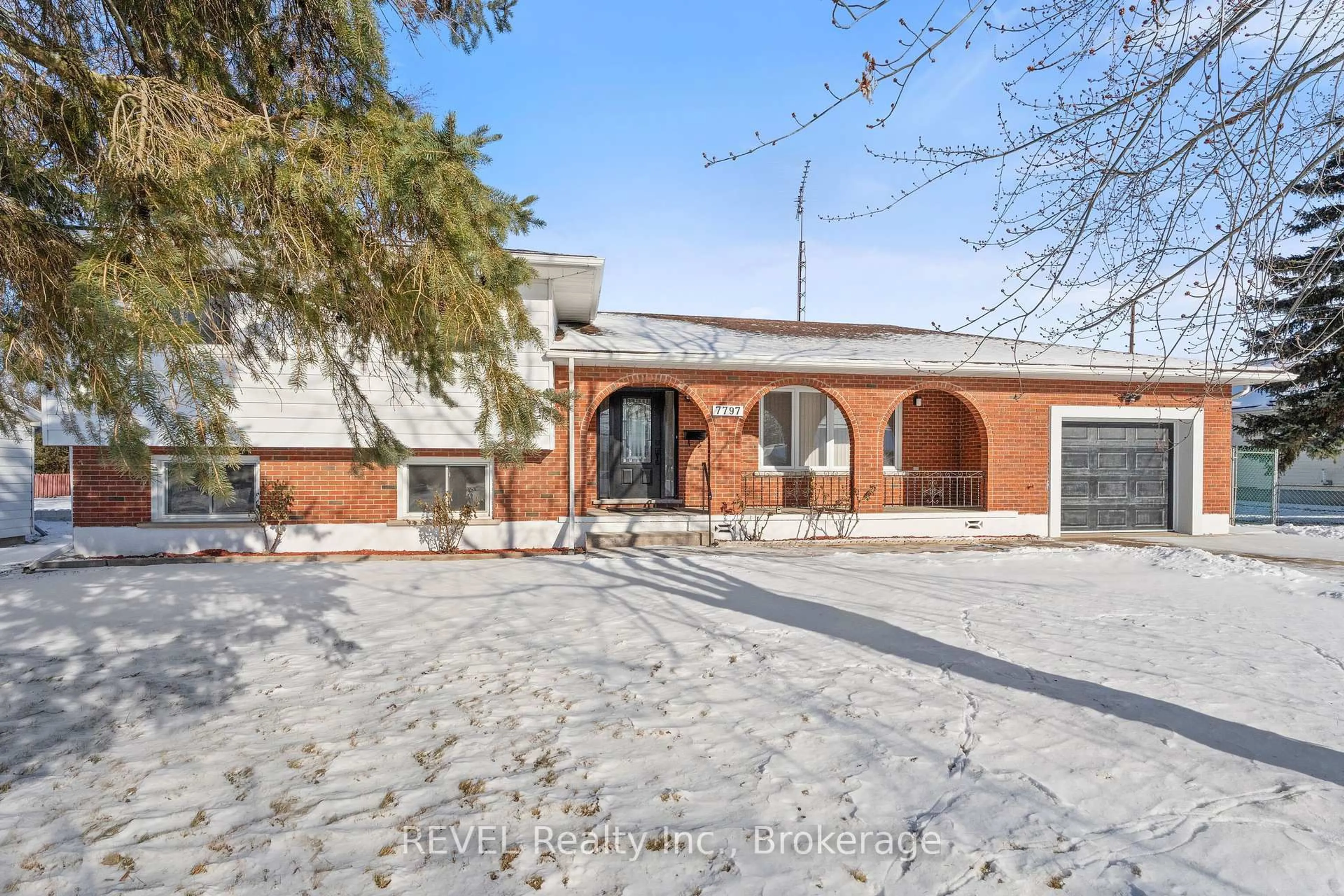 A pic from outside/outdoor area/front of a property/back of a property/a pic from drone, street for 7797 Mulhern St, Niagara Falls Ontario L2H 1B6