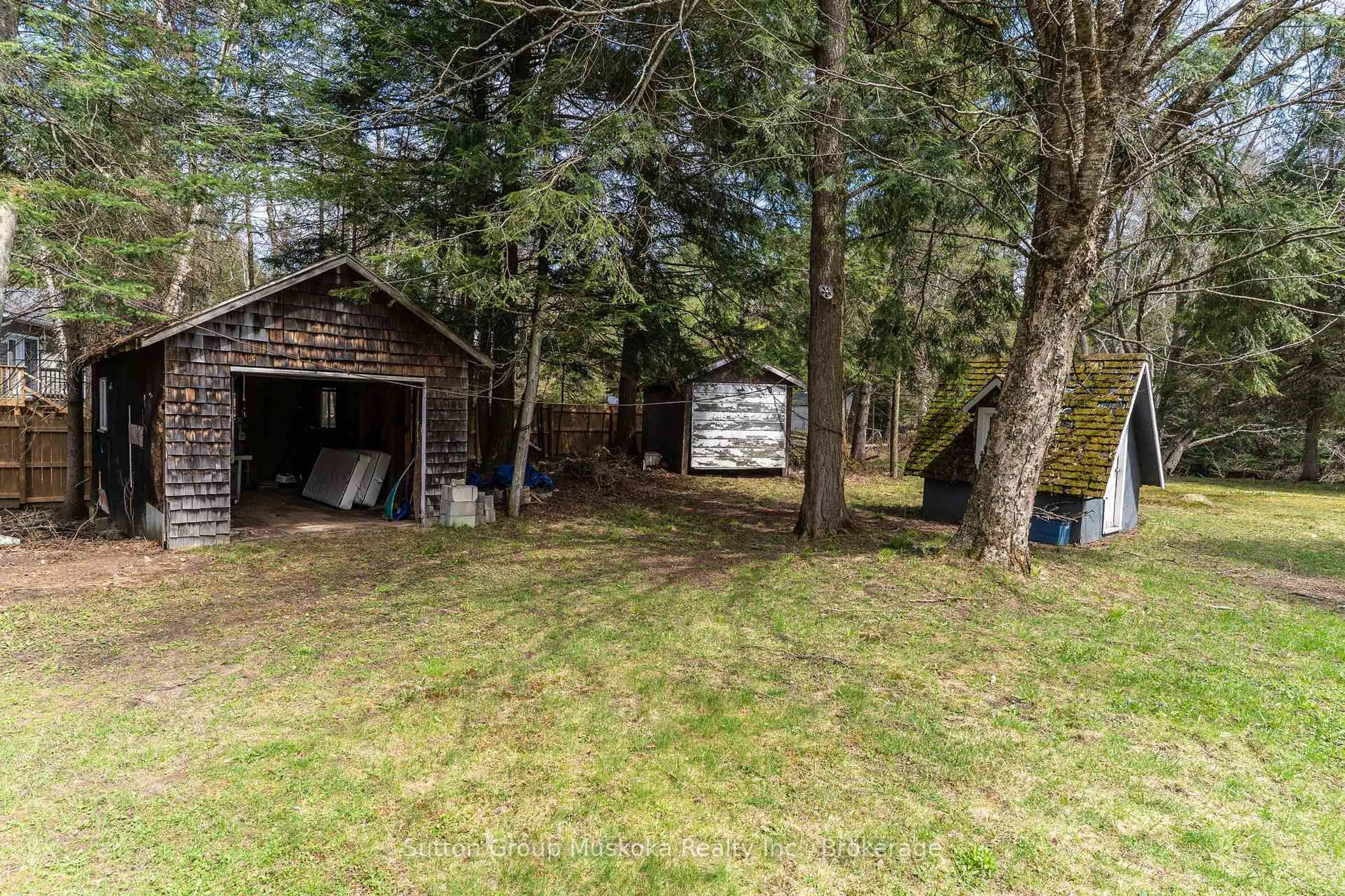 Shed for 15 Glen Acres Rd, Huntsville Ontario P1H 1N6