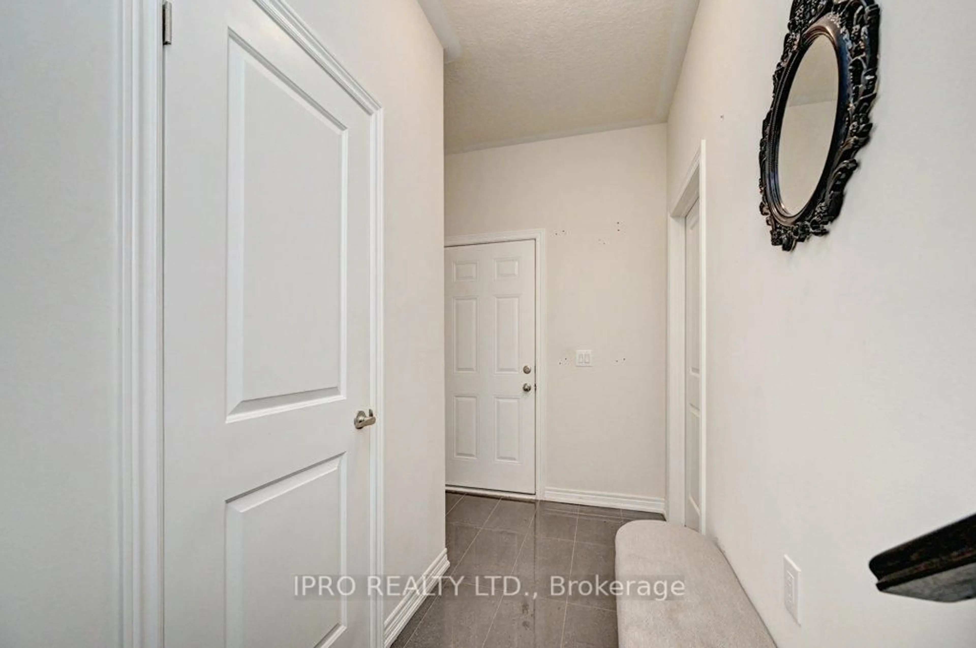 Indoor entryway for 624 Beckview Cres, Kitchener Ontario N2R 0R4