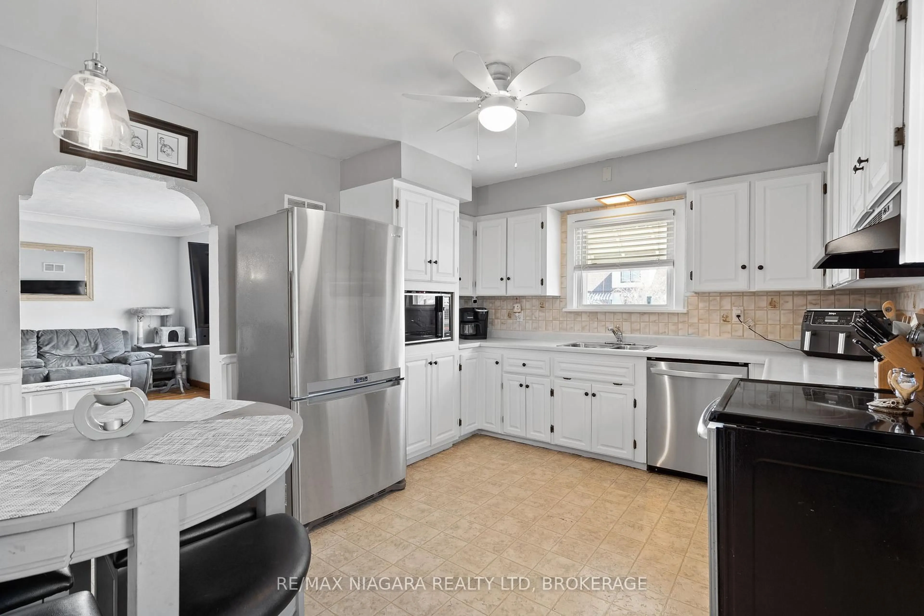 Open concept kitchen, ceramic/tile floor for 201 Knoll St, Port Colborne Ontario L3K 5B4