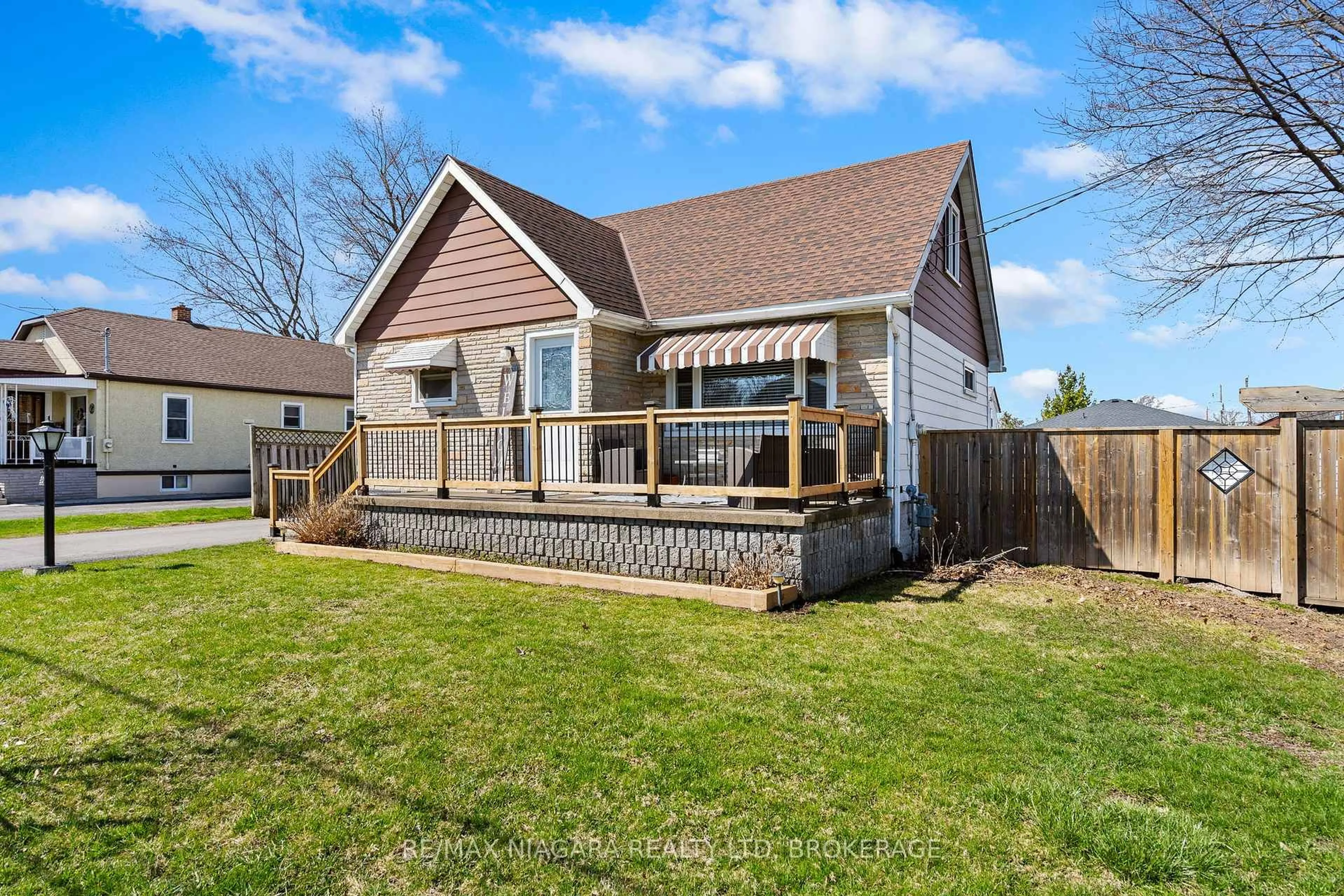 Home with vinyl exterior material, water/lake/river/ocean view for 201 Knoll St, Port Colborne Ontario L3K 5B4