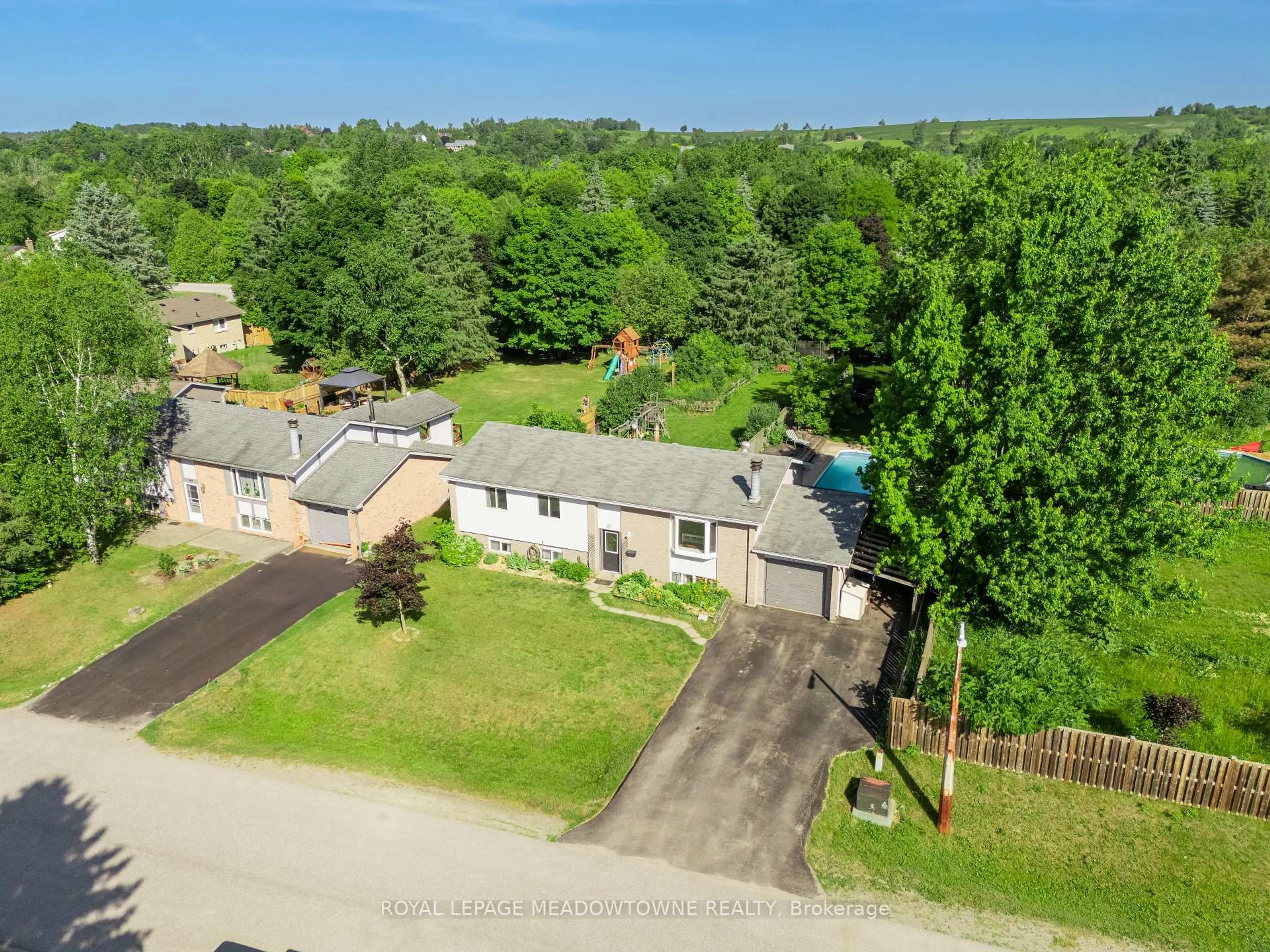 A pic from outside/outdoor area/front of a property/back of a property/a pic from drone, street for 22 Douglas Cres, Erin Ontario N0B 1Z0