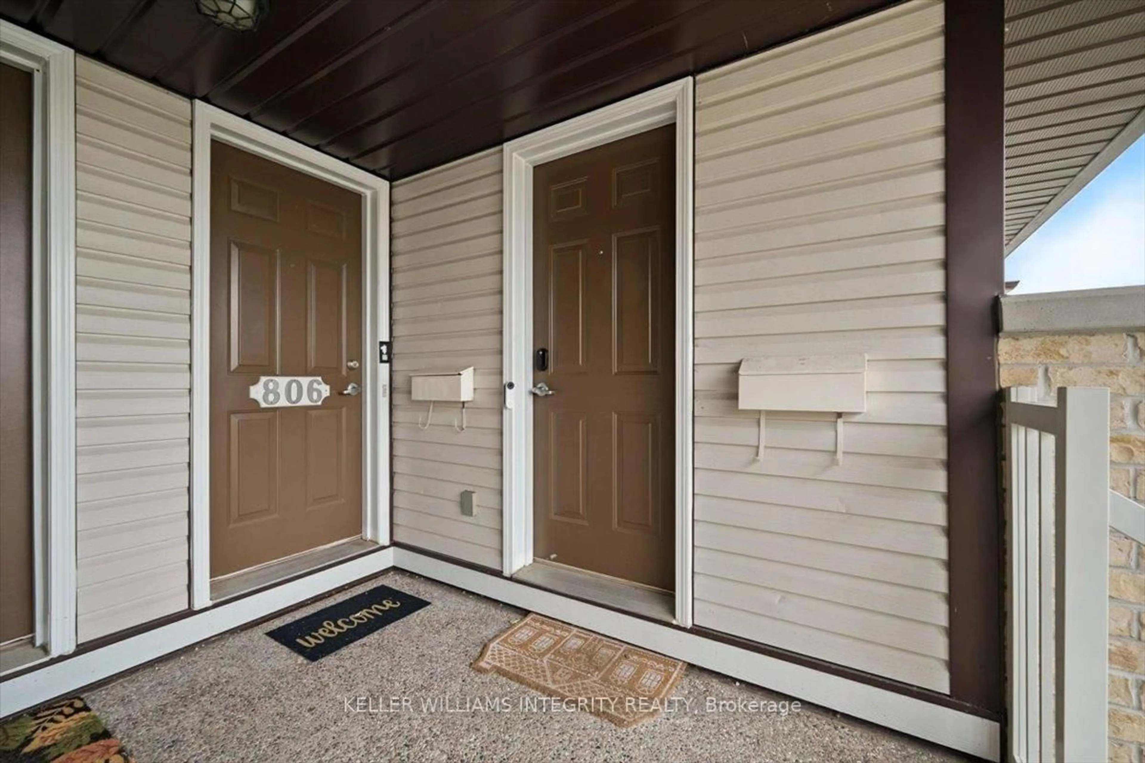 Indoor entryway for 808 Lakeridge Dr, Ottawa Ontario K4A 0N5
