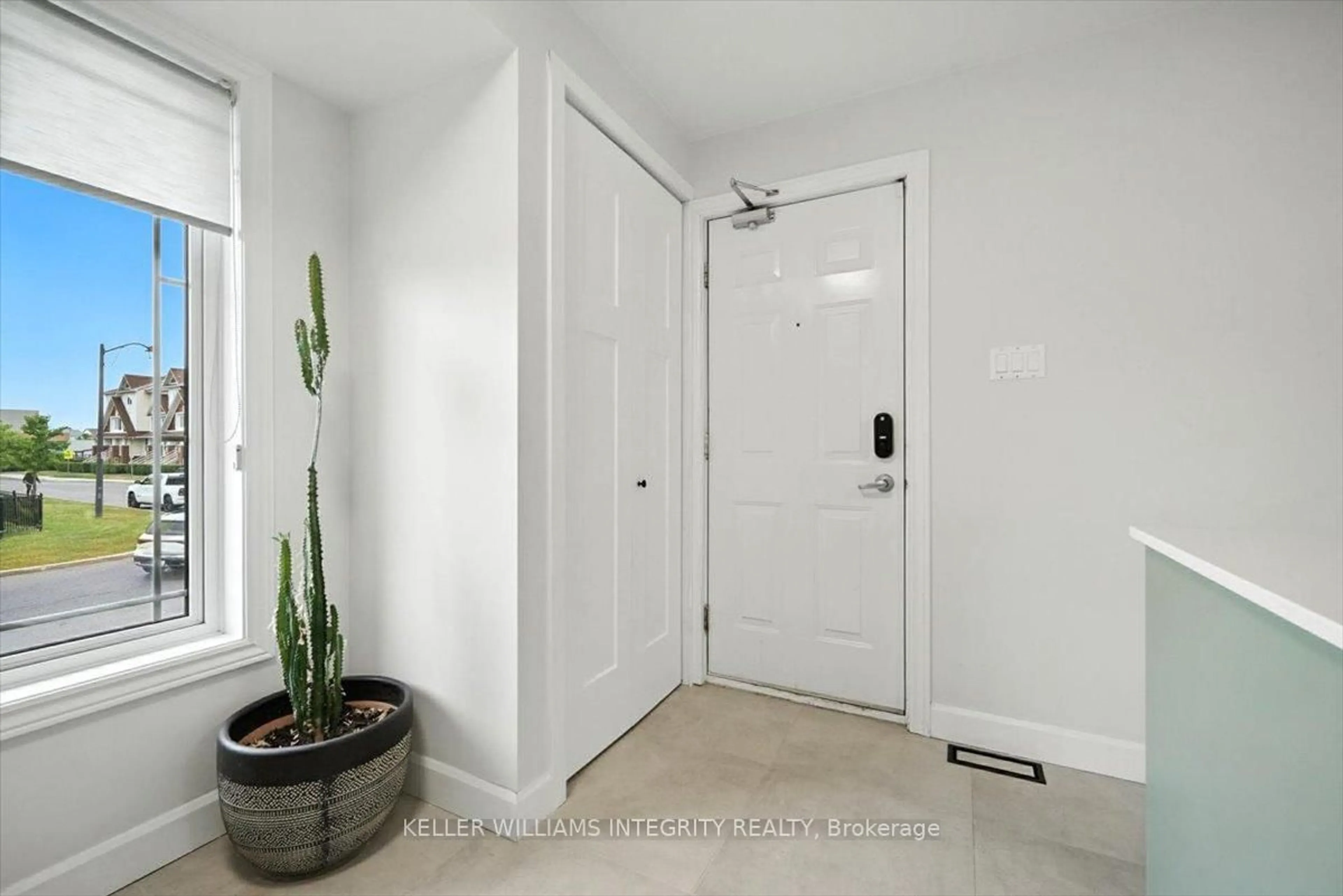 Indoor entryway for 808 Lakeridge Dr, Ottawa Ontario K4A 0N5