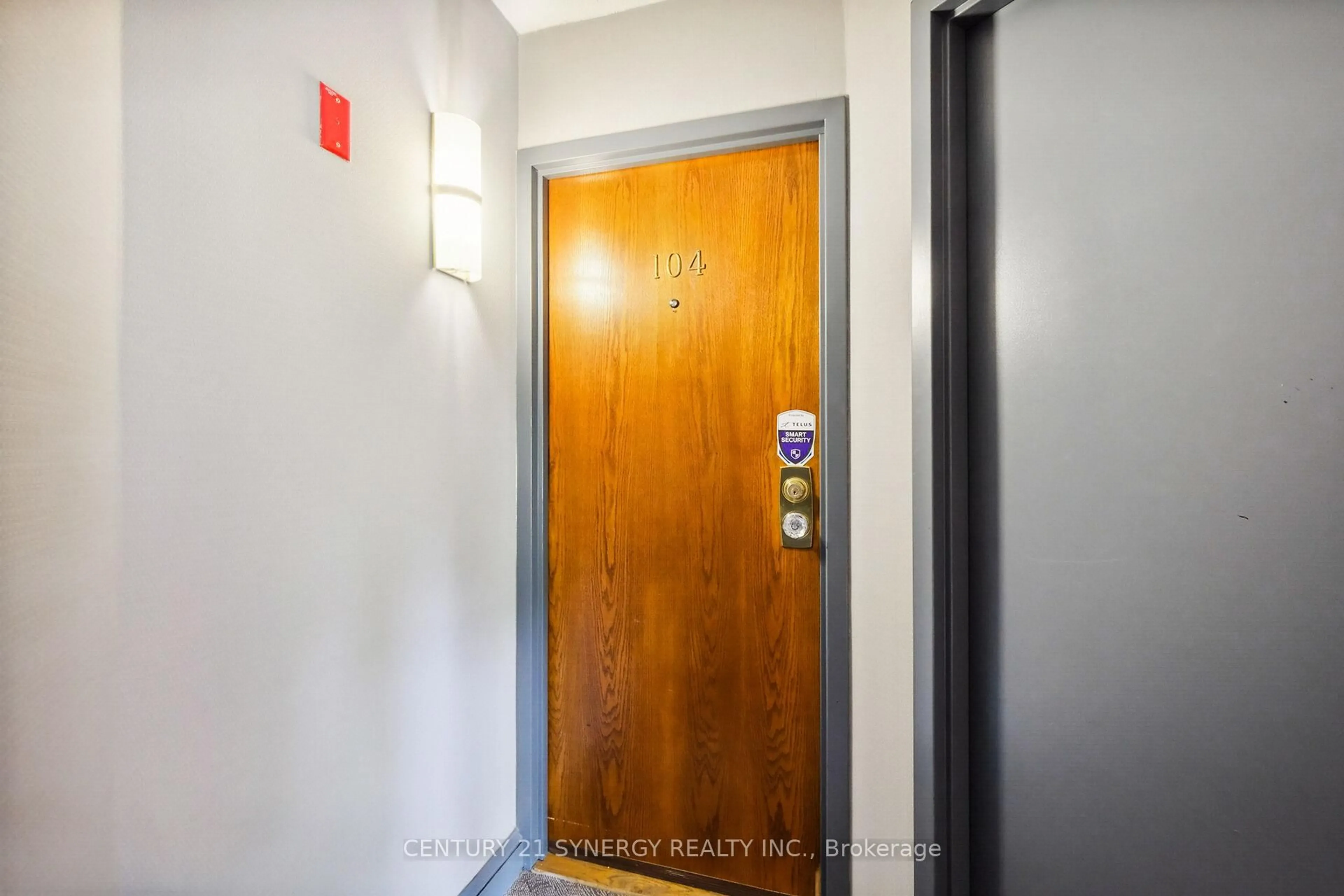 Indoor foyer for 295 Gilmour St #104, Ottawa Ontario K2P 0P7