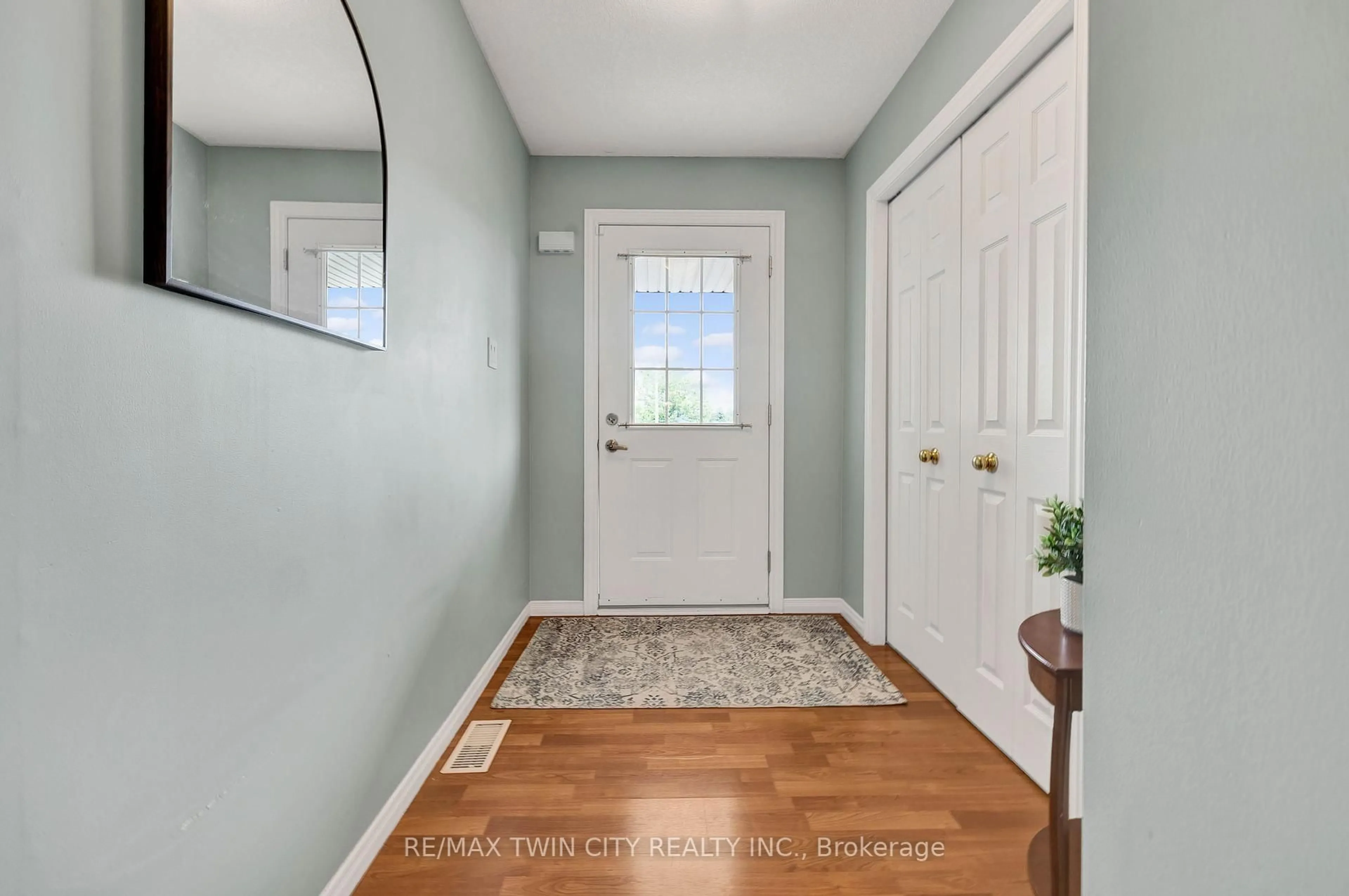 Indoor entryway for 162 EVERGLADE Cres, Kitchener Ontario N2E 3Y5