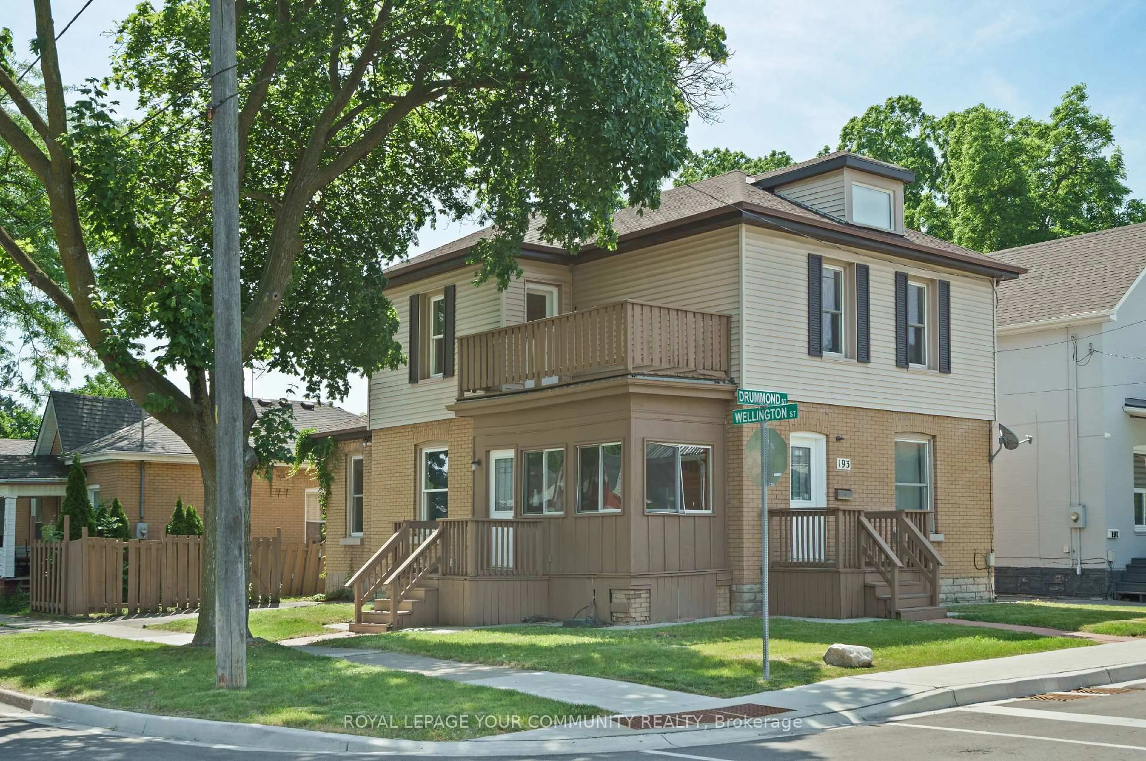 Home with vinyl exterior material, street for 193 Drummond St, Brantford Ontario N3S 6A8