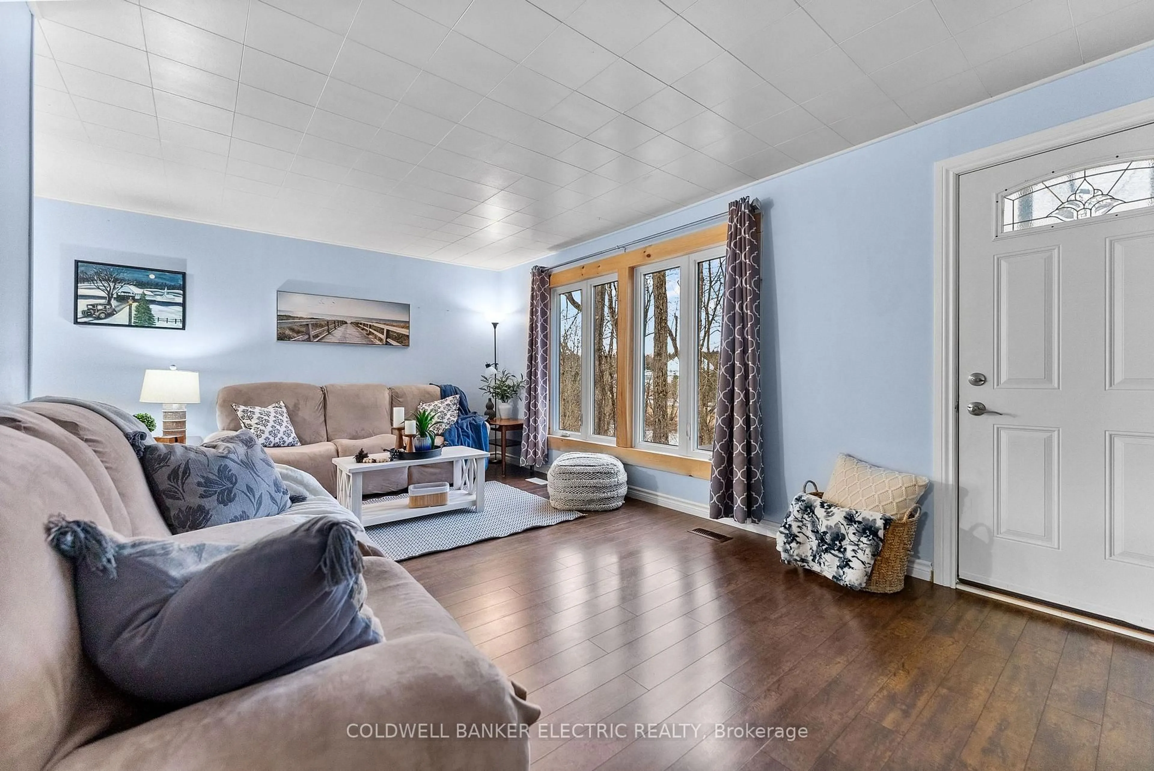 Living room with furniture, unknown for 58 River St, North Kawartha Ontario K0L 1A0