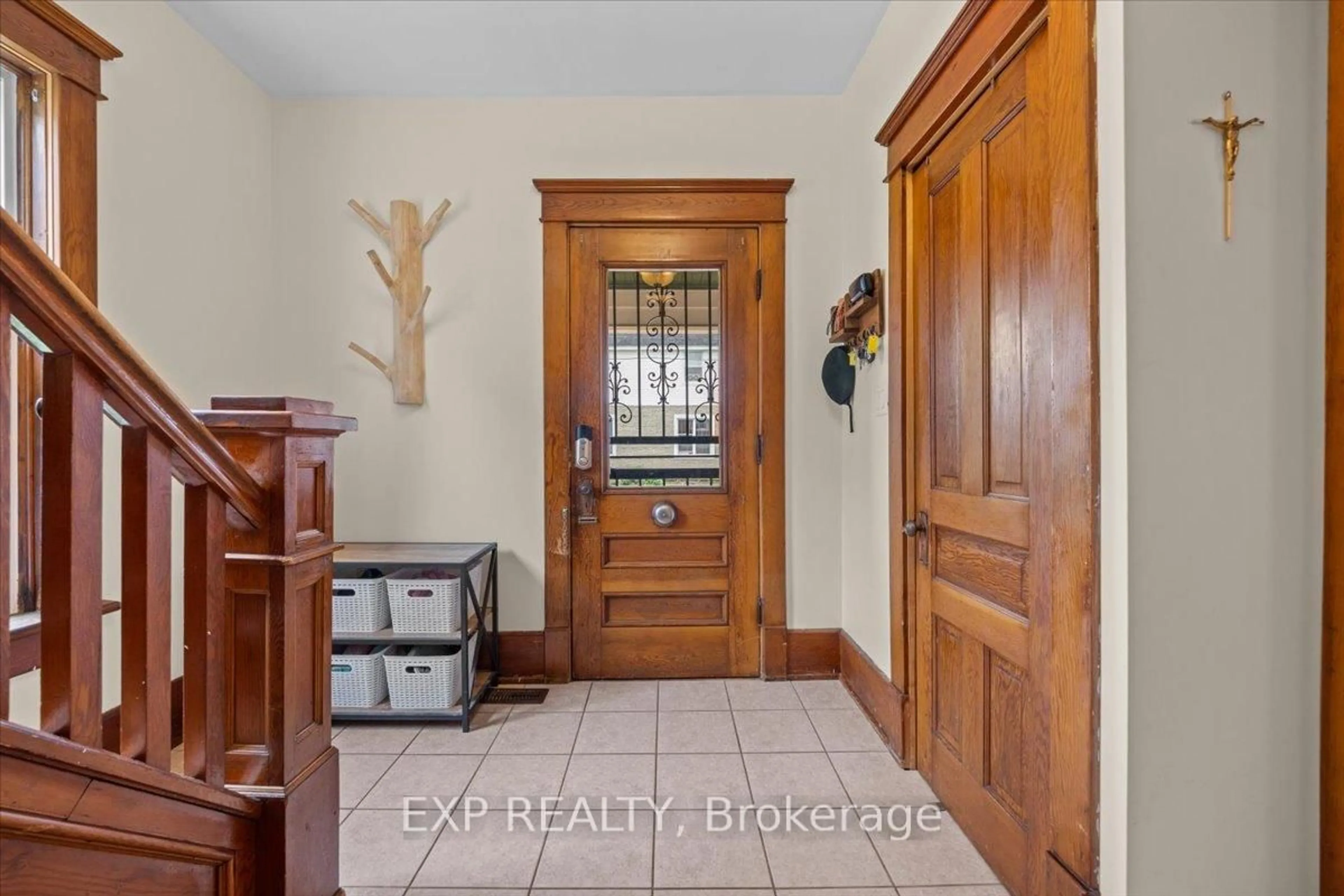 Indoor entryway for 485 Victoria St, North Dundas Ontario K0C 2K0