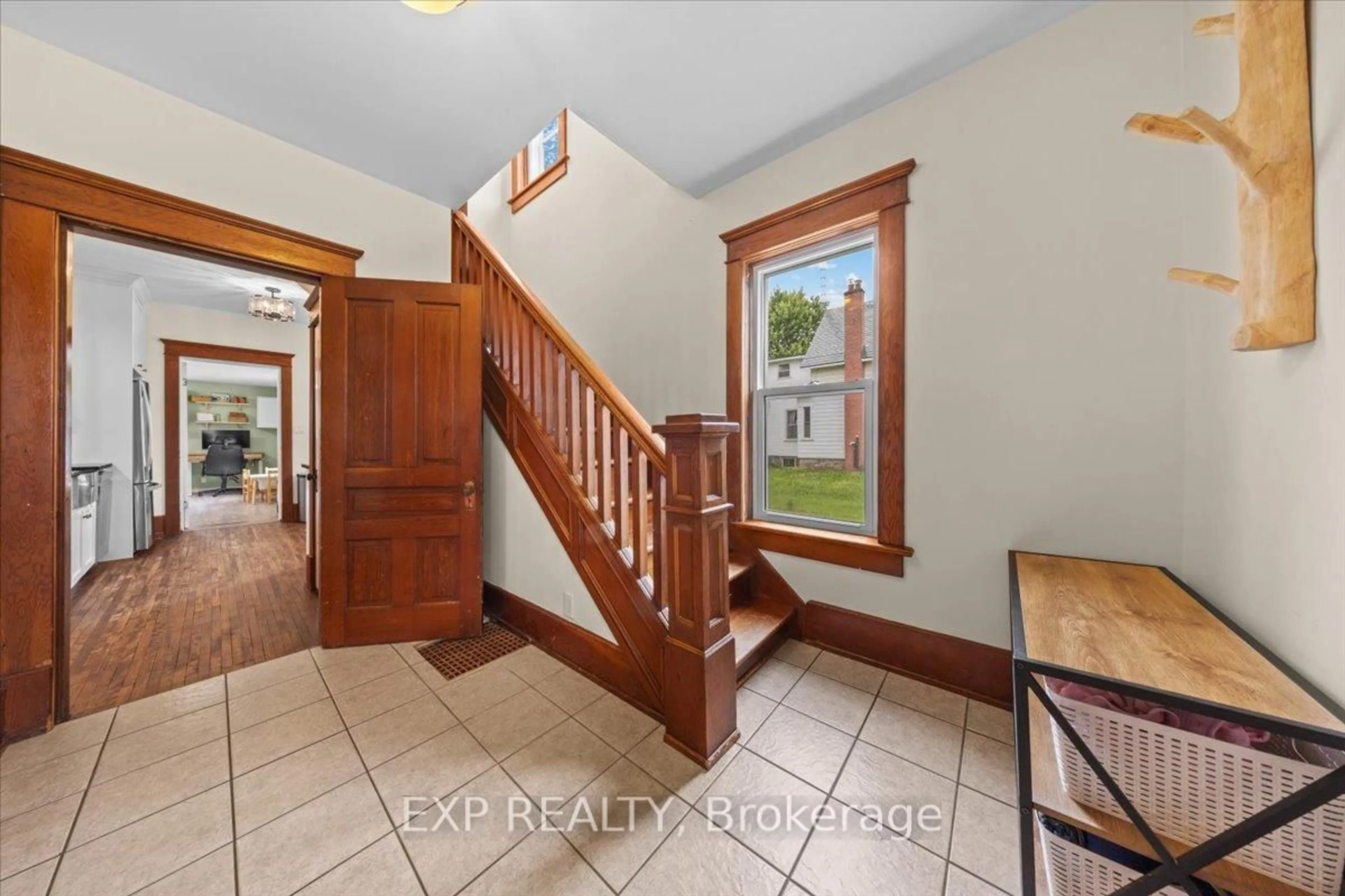 Indoor entryway for 485 Victoria St, North Dundas Ontario K0C 2K0