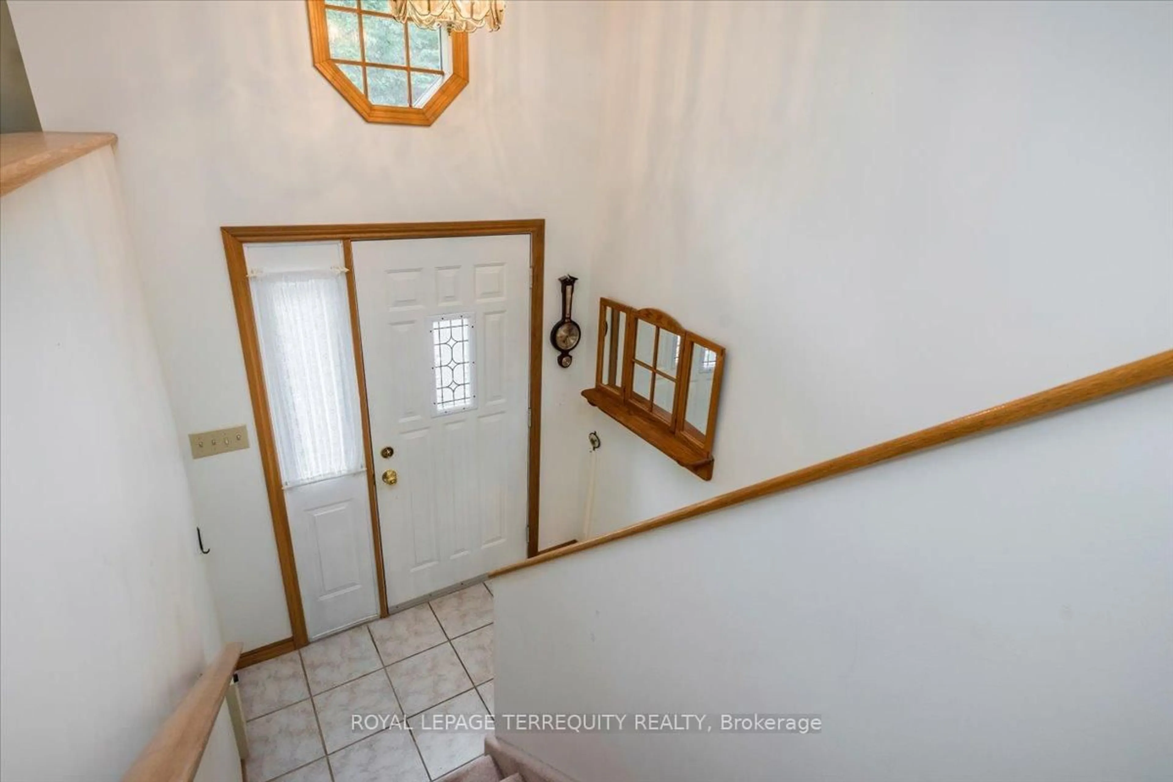 Indoor entryway for 142 Fiddick Rd, Brighton Ontario K0K 1H0