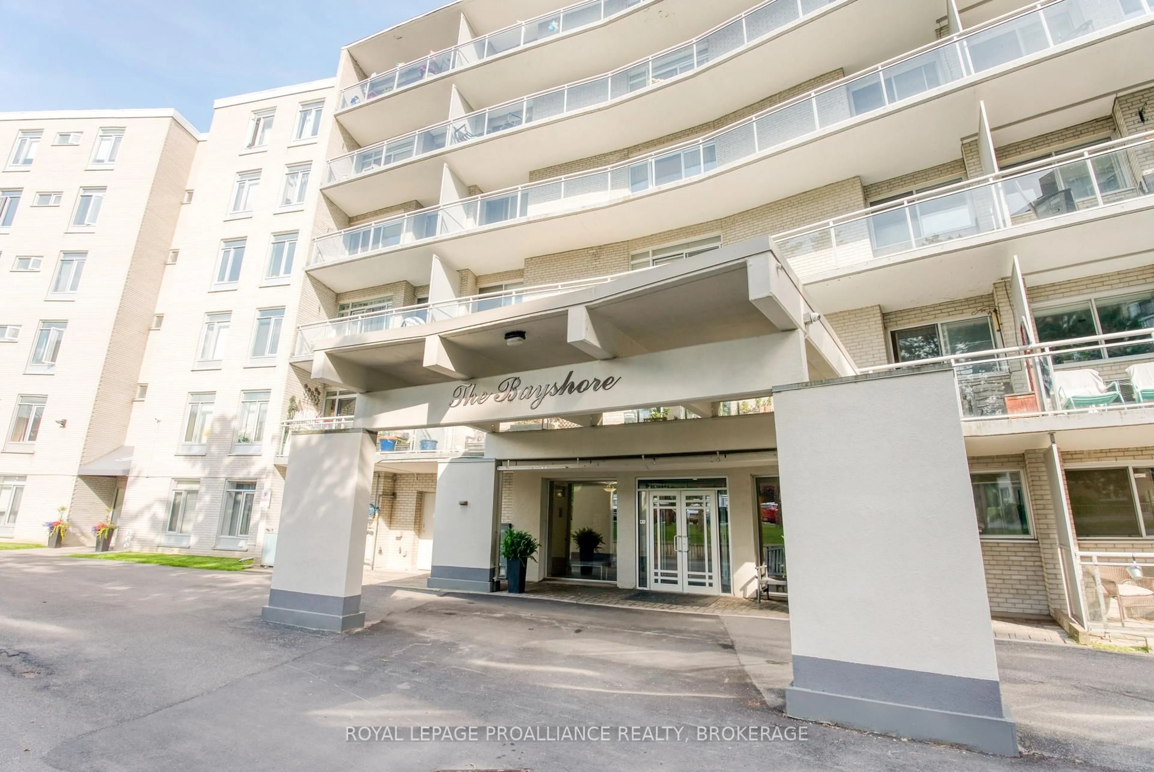 Indoor foyer for 1 Mowat Ave #305, Kingston Ontario K7M 1J8