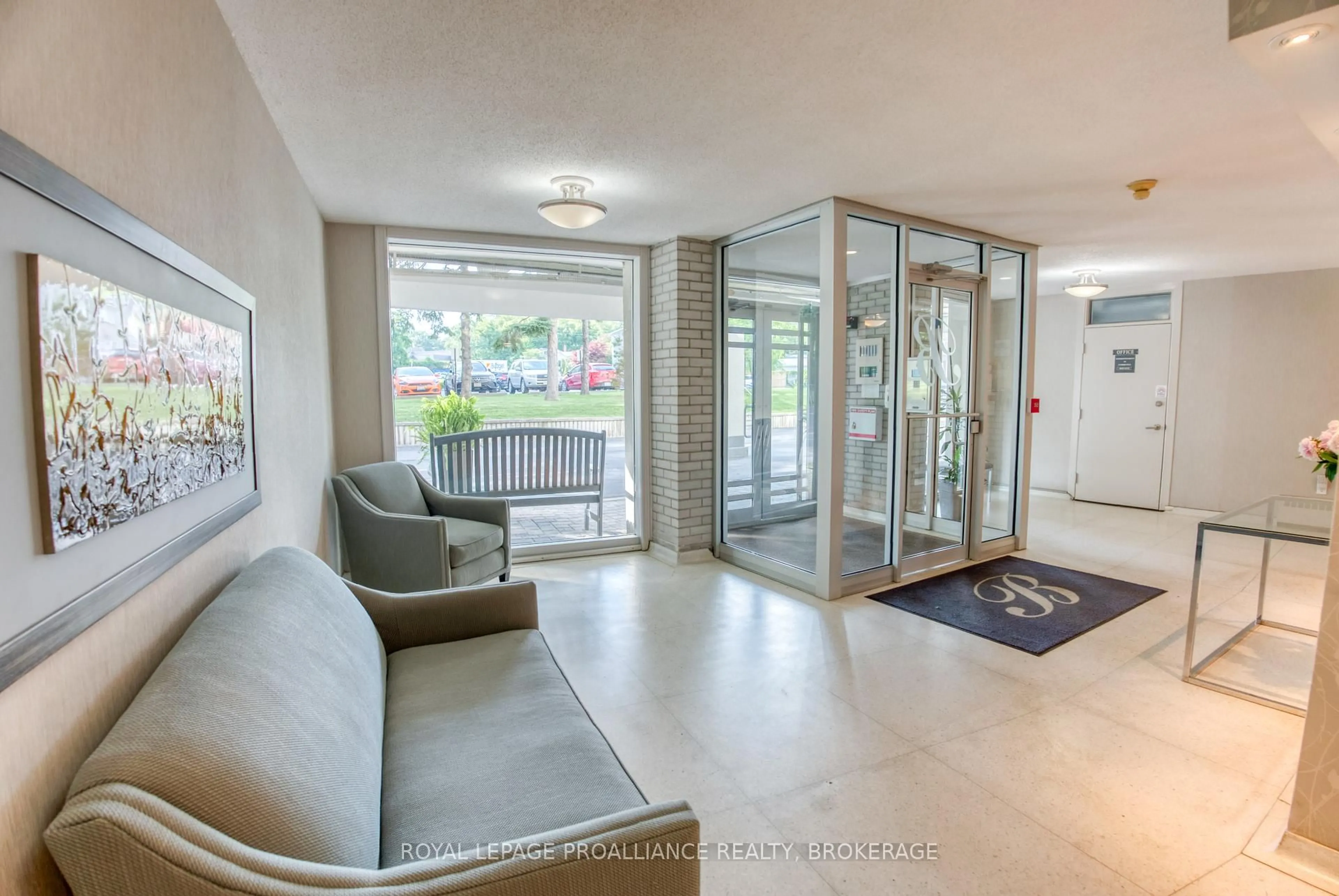 Indoor foyer for 1 Mowat Ave #305, Kingston Ontario K7M 1J8
