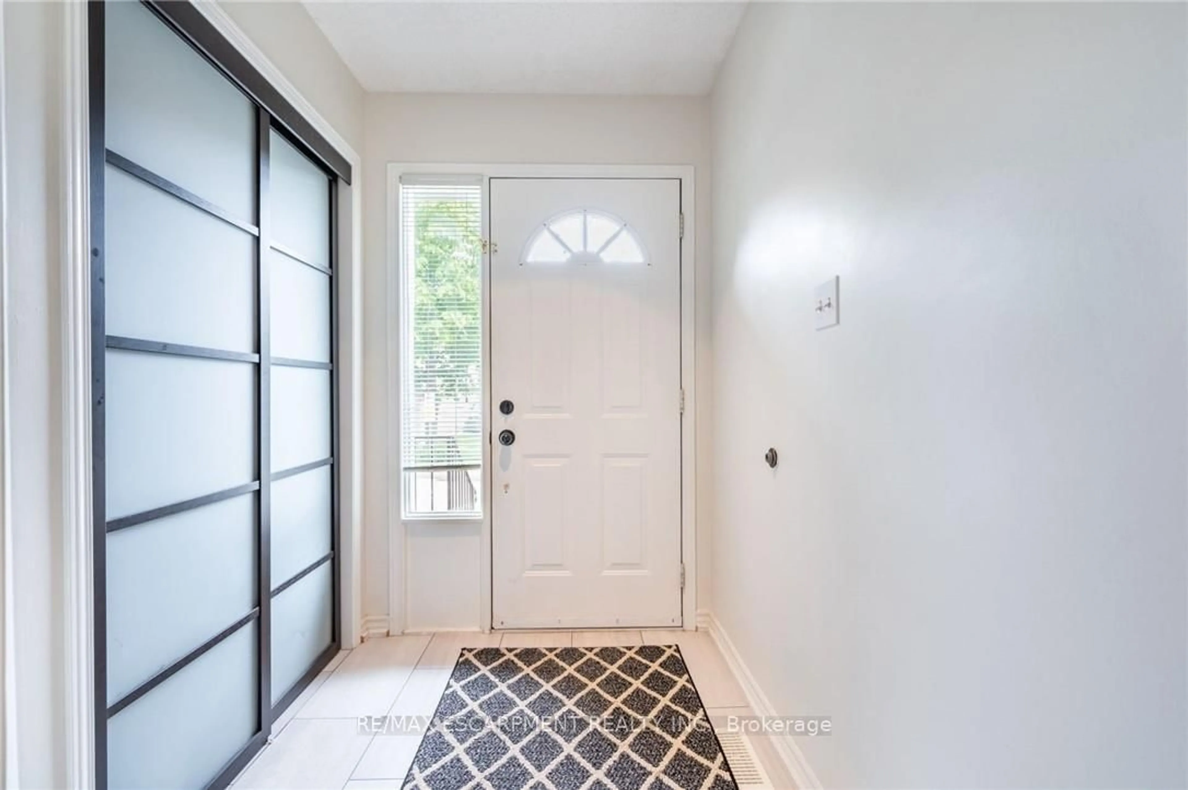 Indoor entryway for 100 Vineberg Dr #24, Hamilton Ontario L8W 3X4