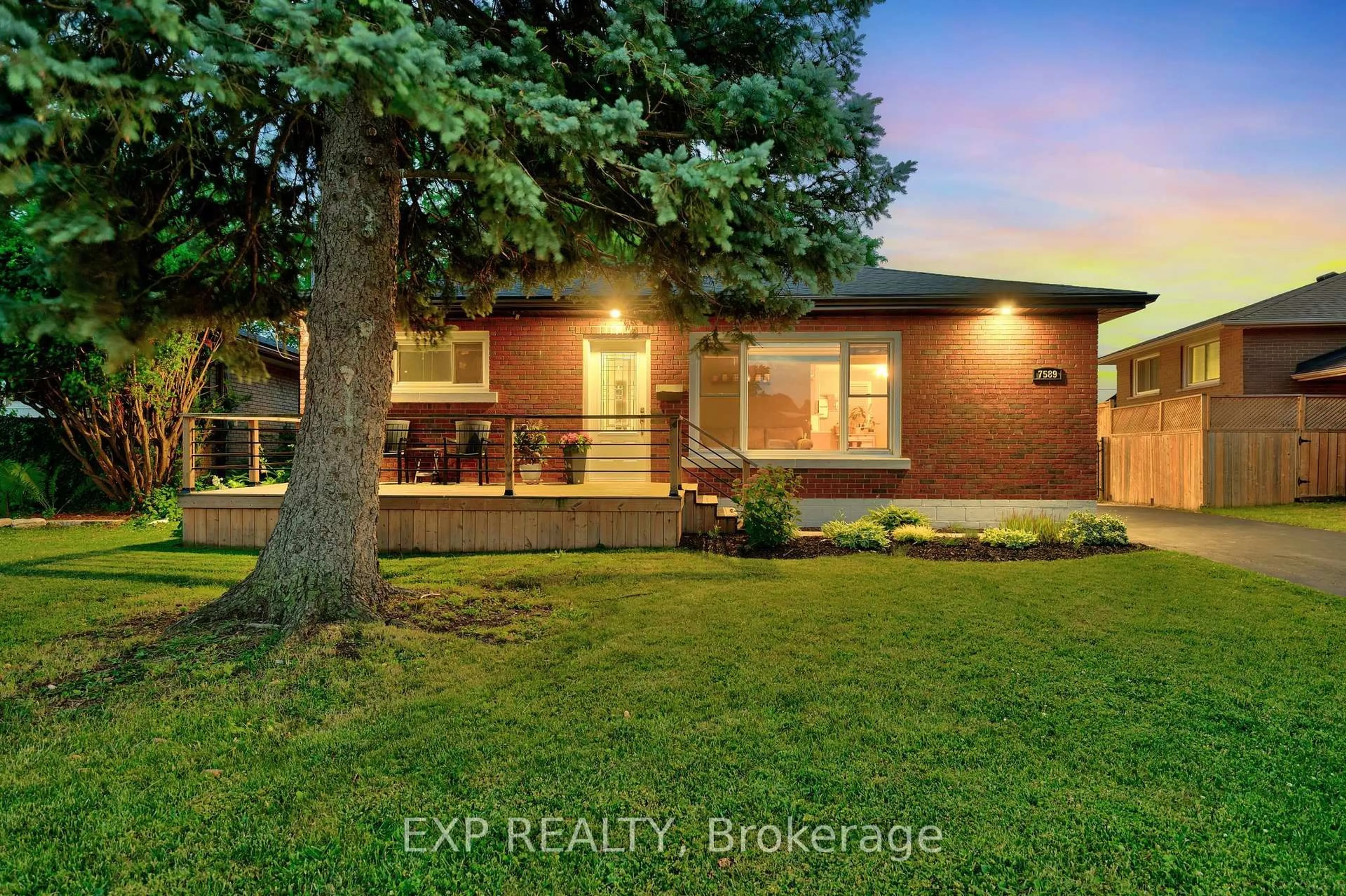 Home with brick exterior material, street for 7589 Wilson Cres, Niagara Falls Ontario L2G 4S3