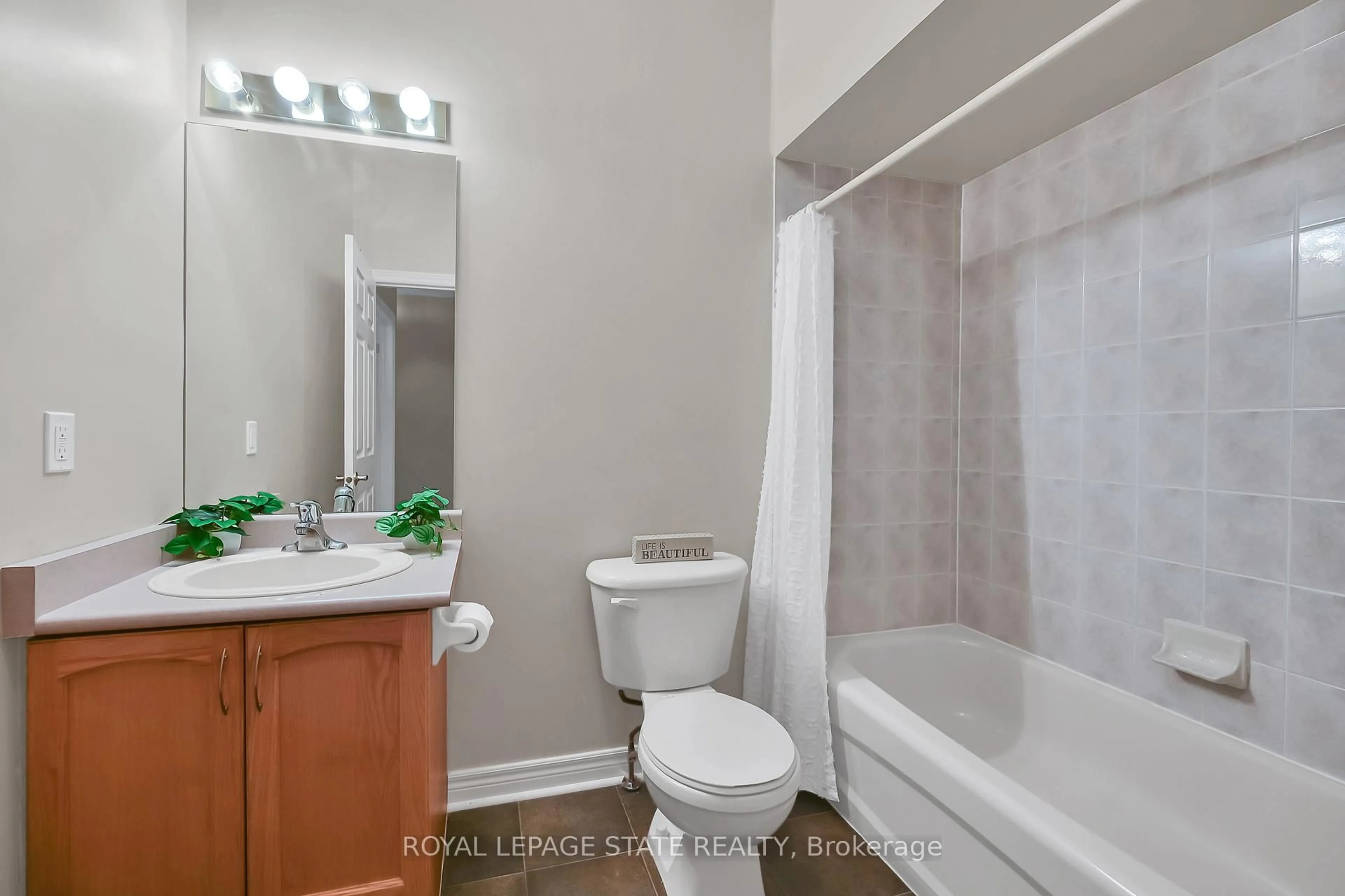 Standard bathroom, unknown for 23 Northernbreeze St, Hamilton Ontario L0R 1W0