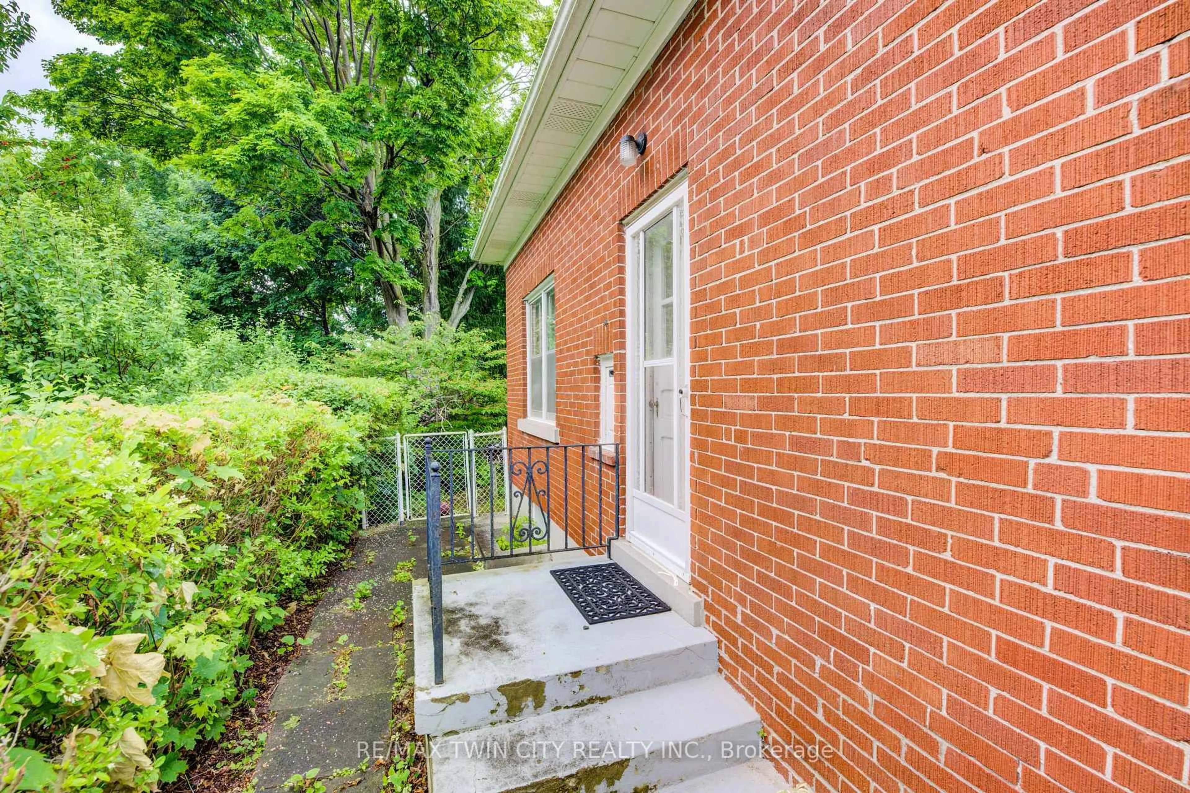 Patio, street for 250 Bridgeport Rd, Waterloo Ontario N2J 2K8