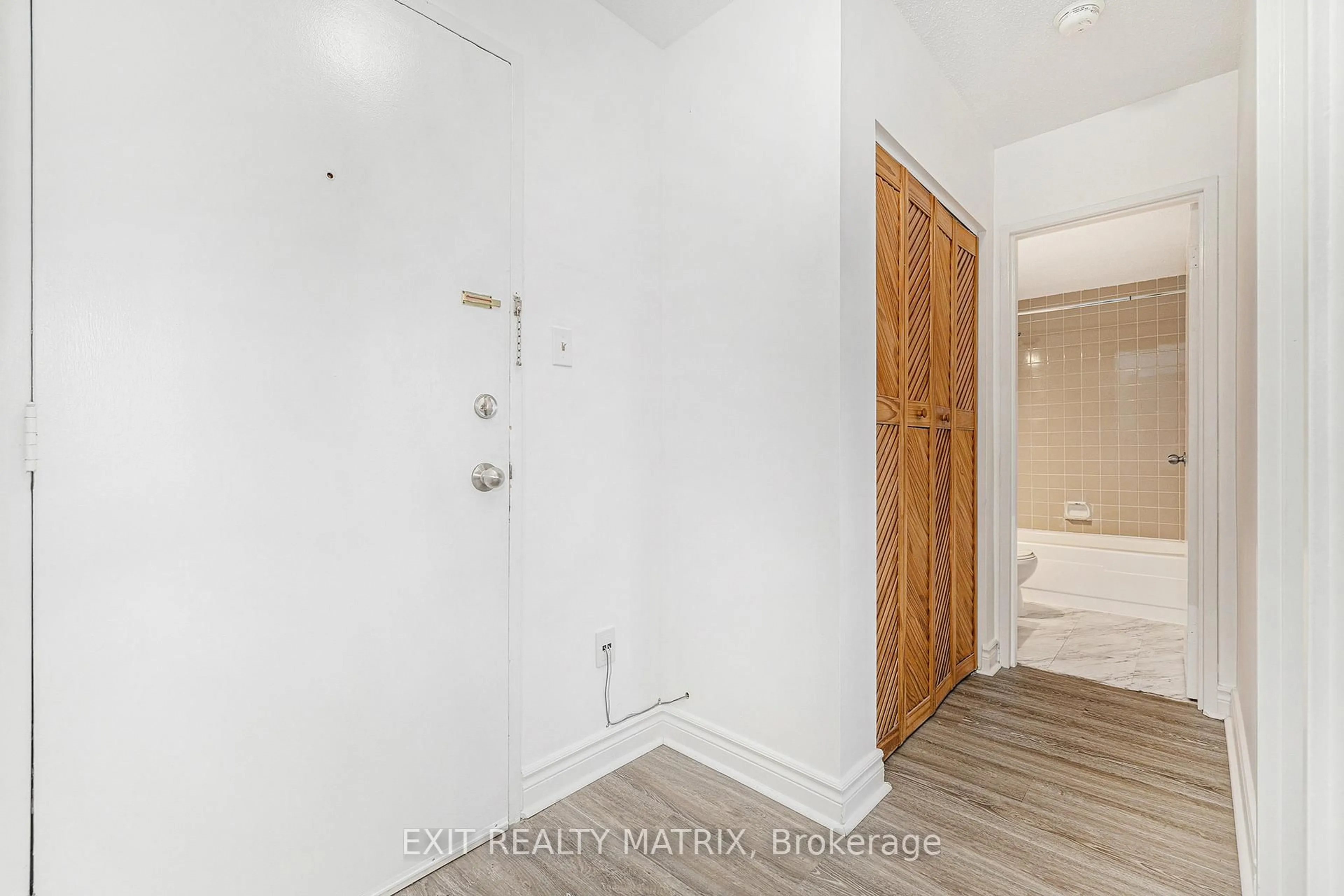 Indoor entryway for 2041 Arrowsmith Dr #403C, Ottawa Ontario K1J 7V7