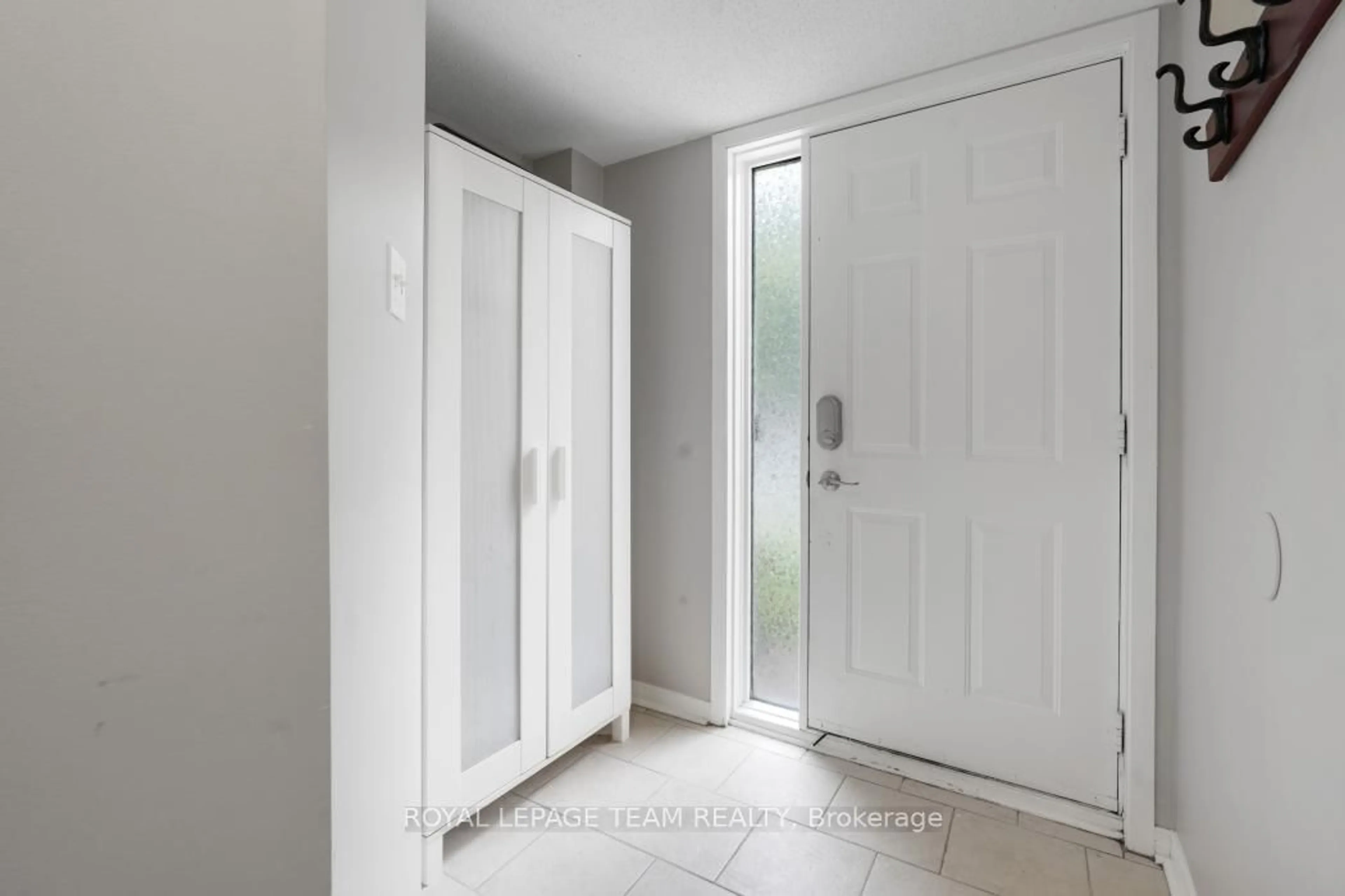 Indoor entryway for 50 Hummingbird Cres, Ottawa Ontario K2J 3A4