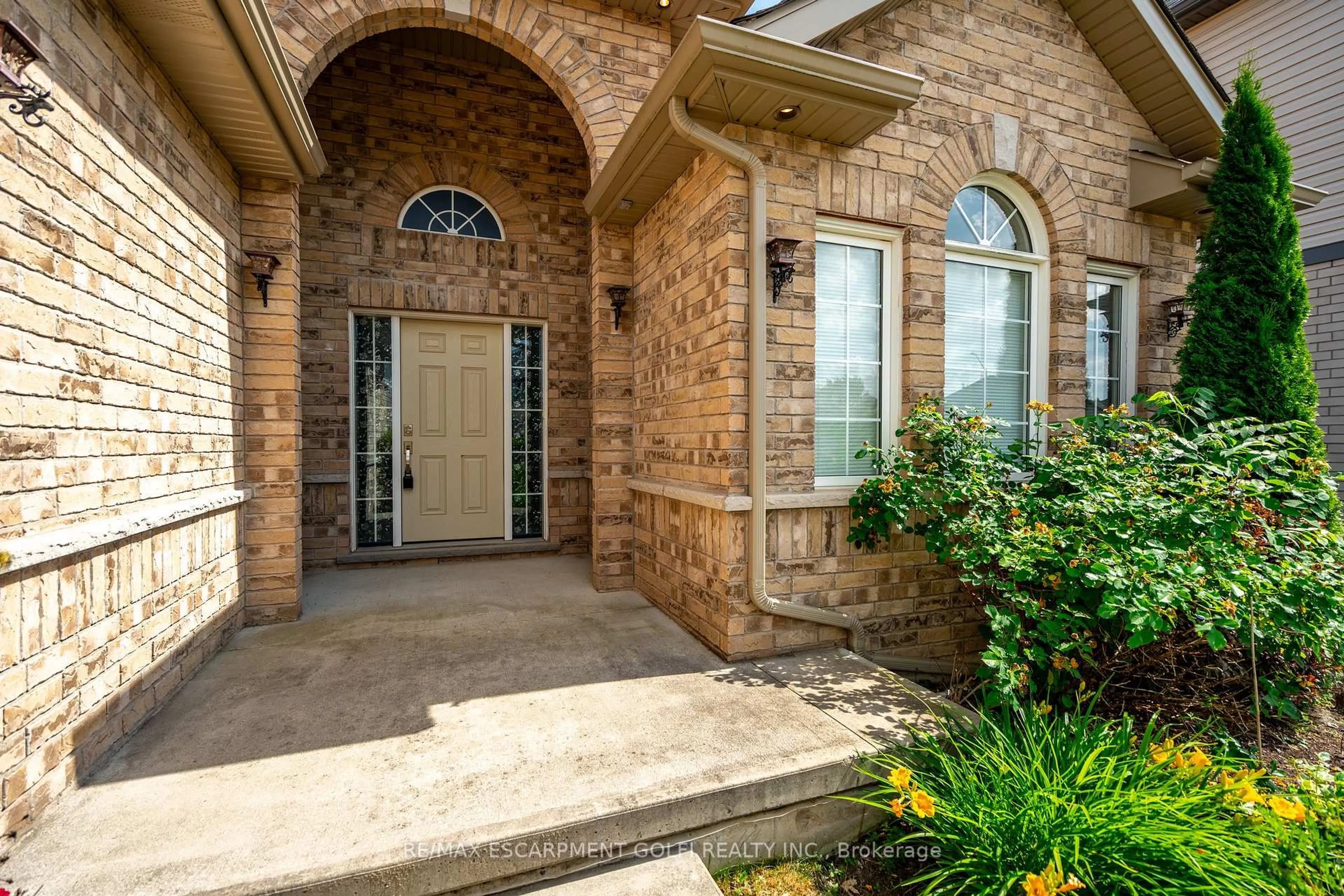 Indoor entryway for 9424 Shoveller Dr, Niagara Falls Ontario L2G 7T3