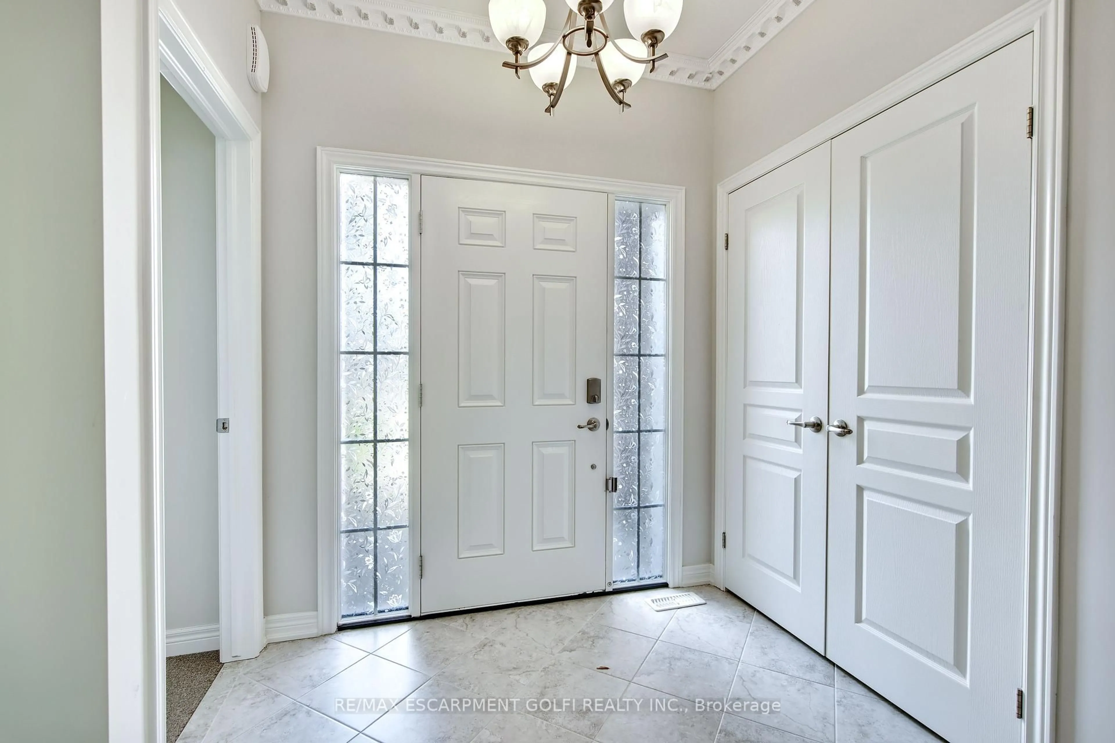Indoor entryway for 9424 Shoveller Dr, Niagara Falls Ontario L2G 7T3
