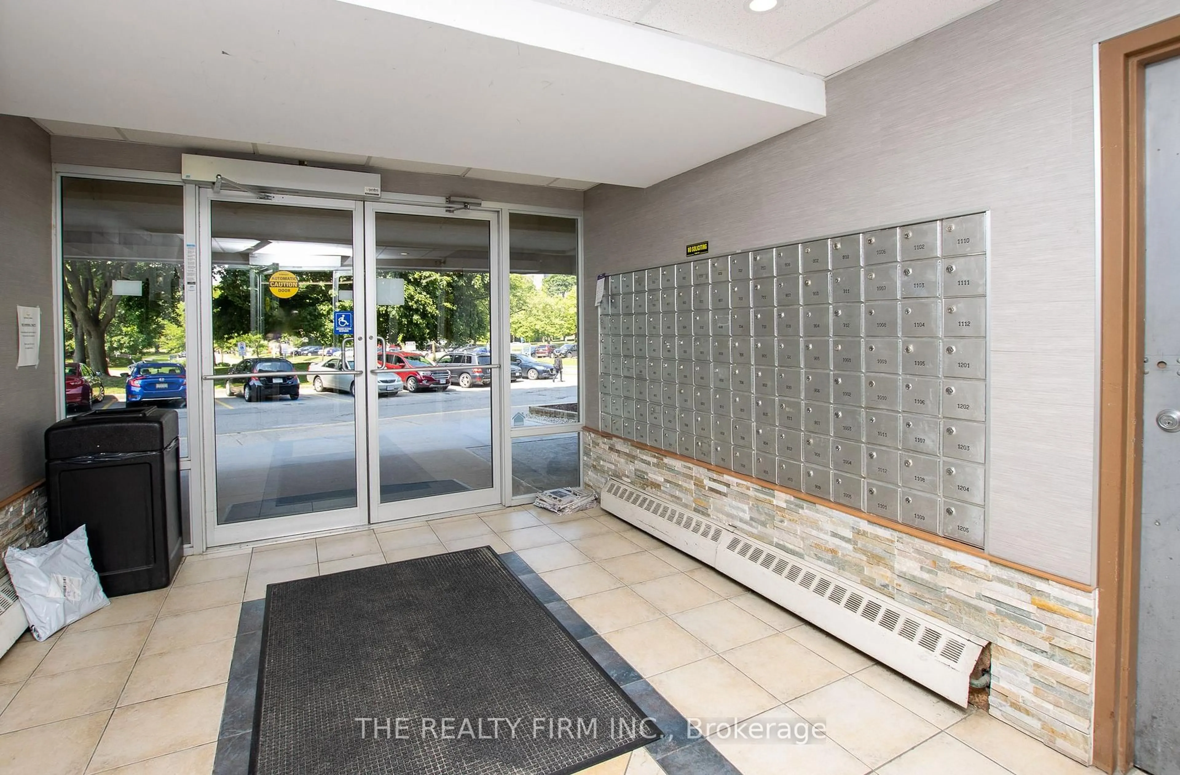Indoor foyer for 583 Mornington Ave #602, London East Ontario N5Y 3E9
