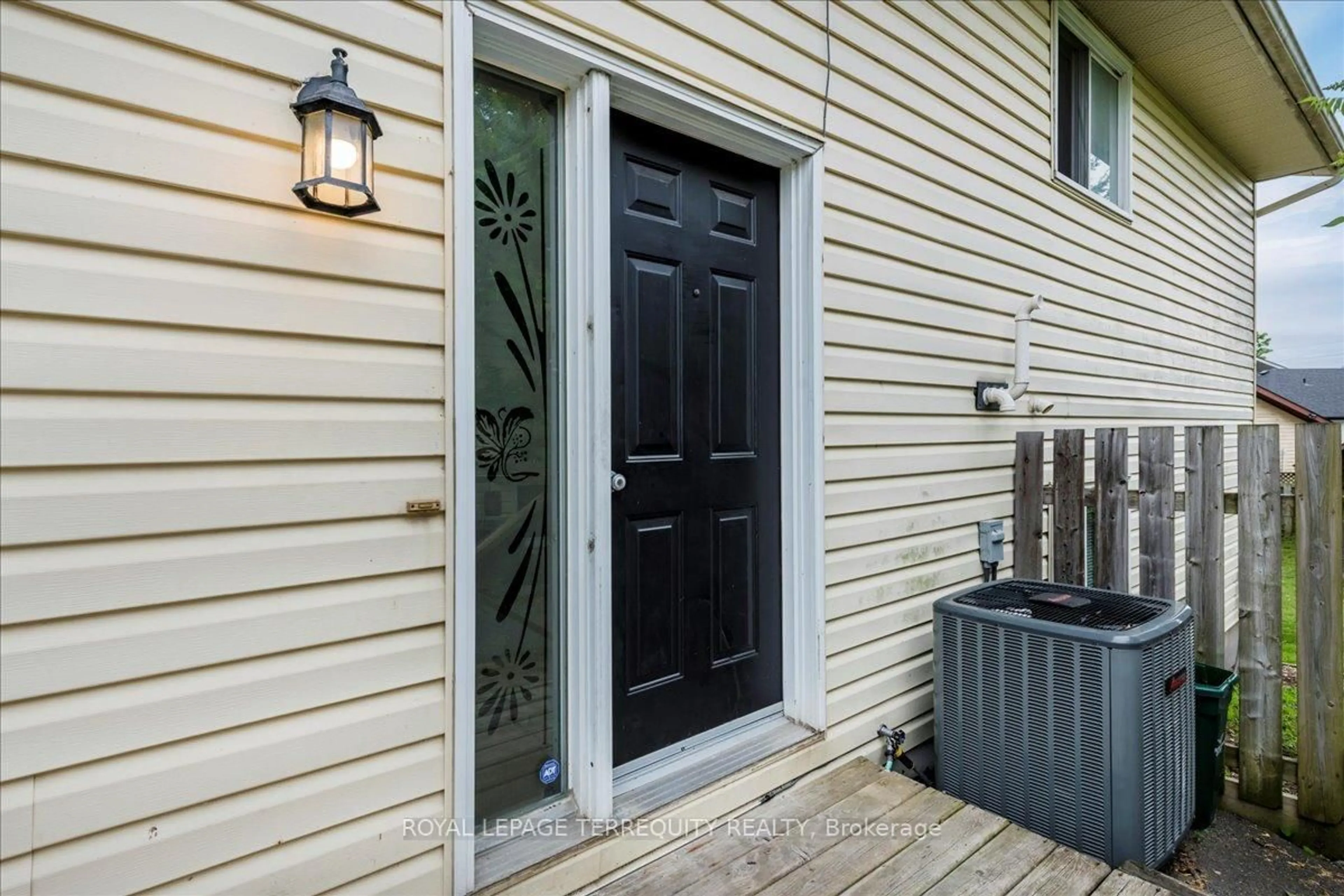 Indoor entryway for 164A Prince Edward St, Brighton Ontario K0K 1H0