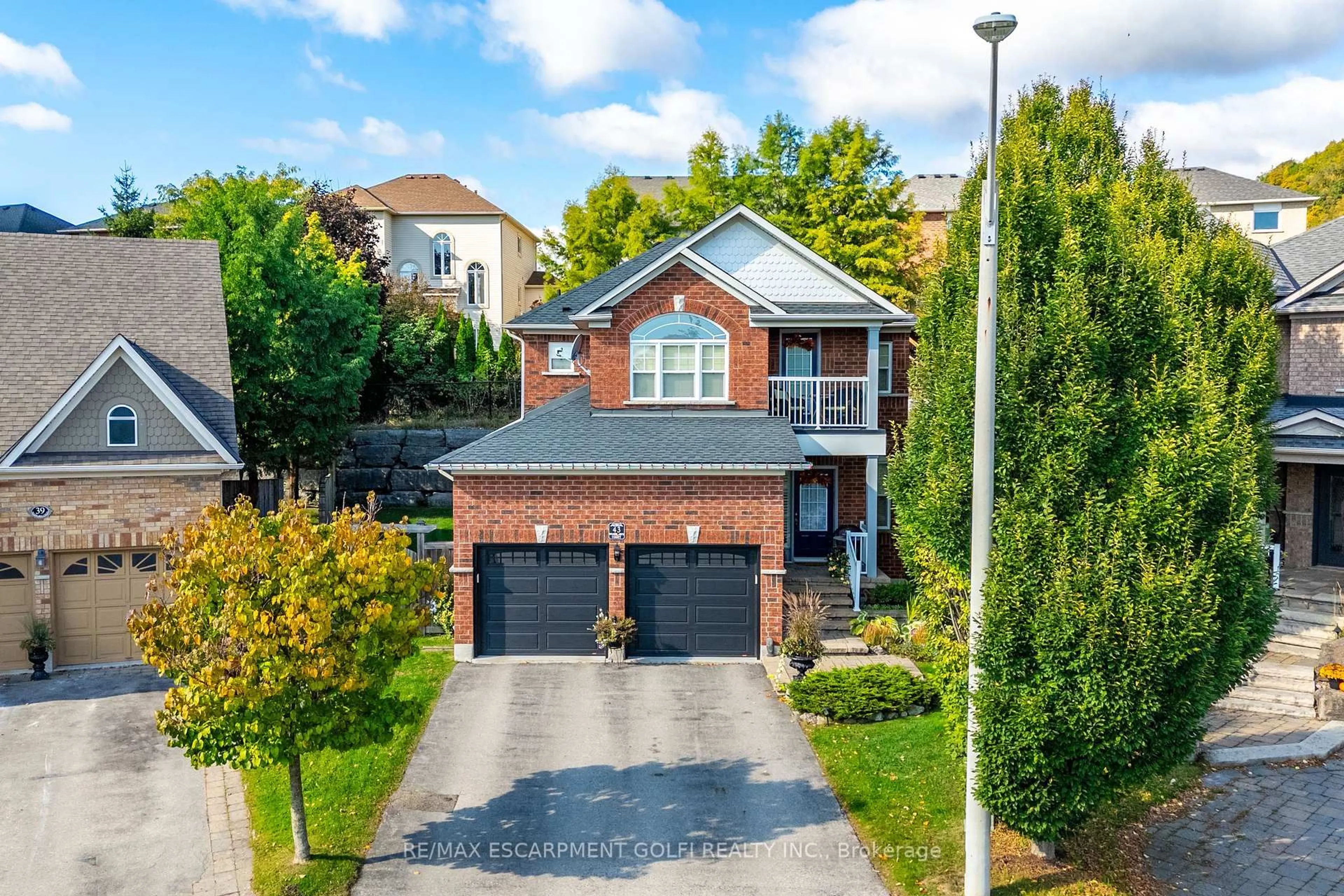 A pic from outside/outdoor area/front of a property/back of a property/a pic from drone, street for 43 Woodlawn Crt, Hamilton Ontario L9H 7S2