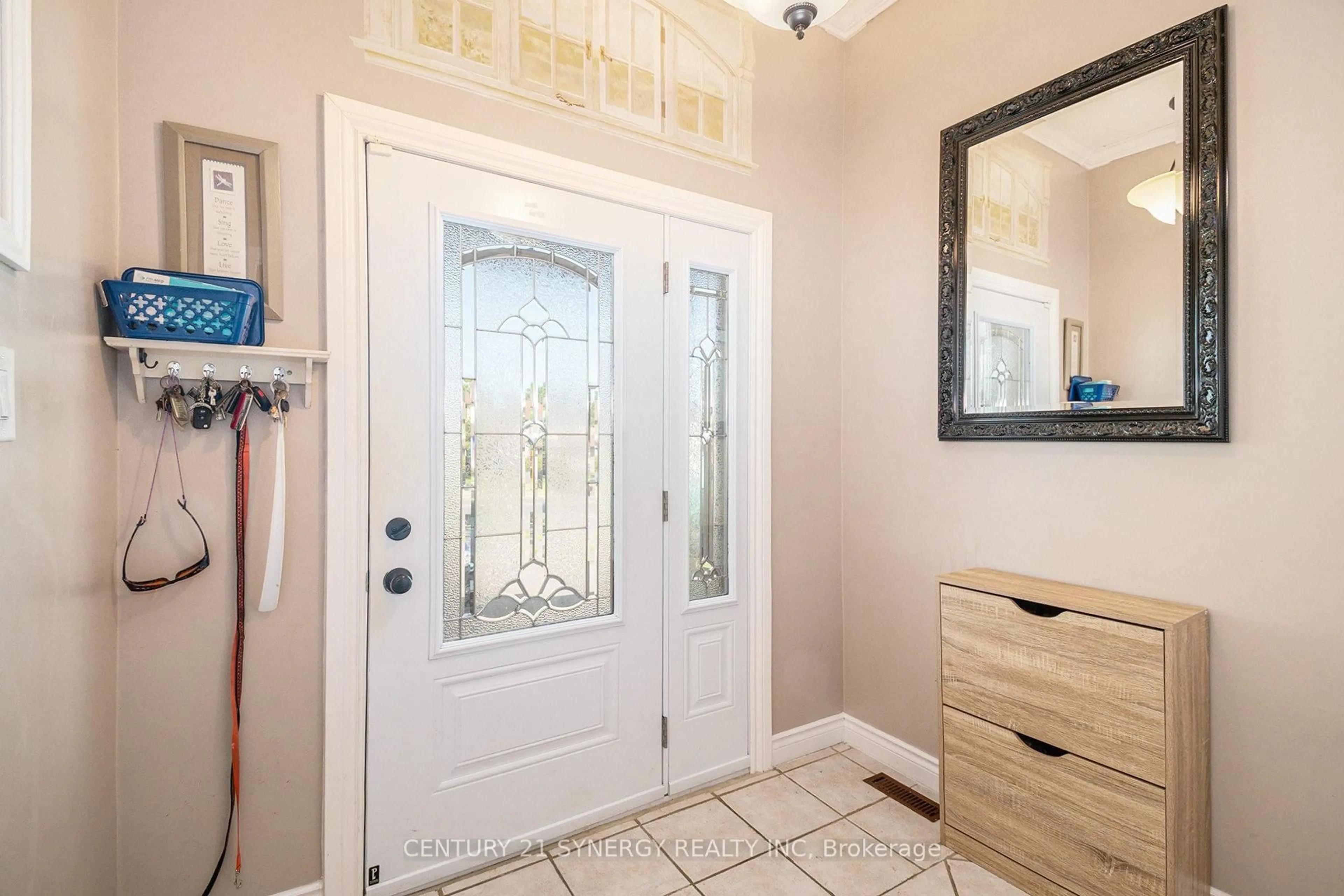 Indoor entryway for 6453 Viseneau Dr, Orleans Ontario K1C 5H1