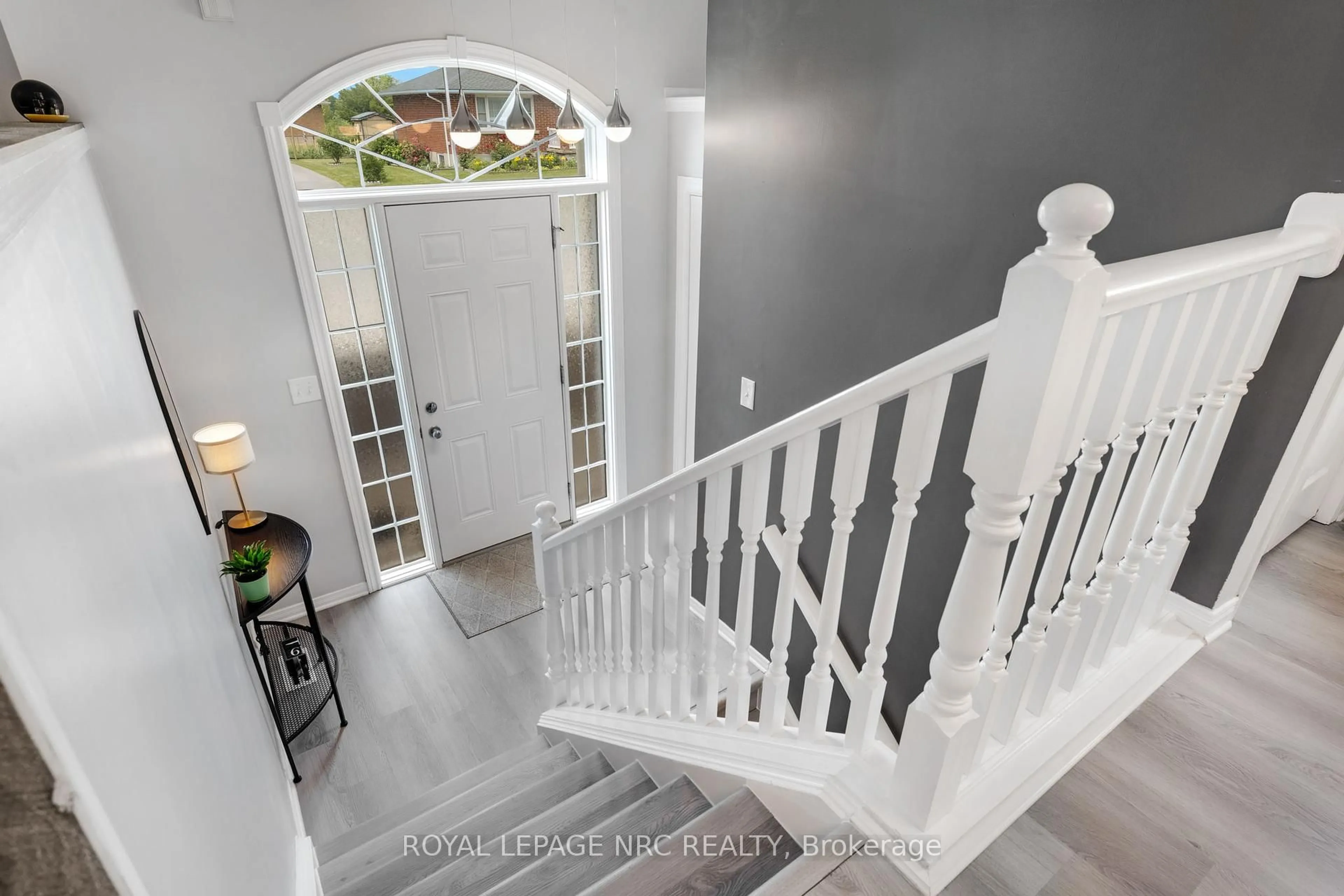 Indoor entryway for 118 Idylewylde St, Fort Erie Ontario L2A 2L3